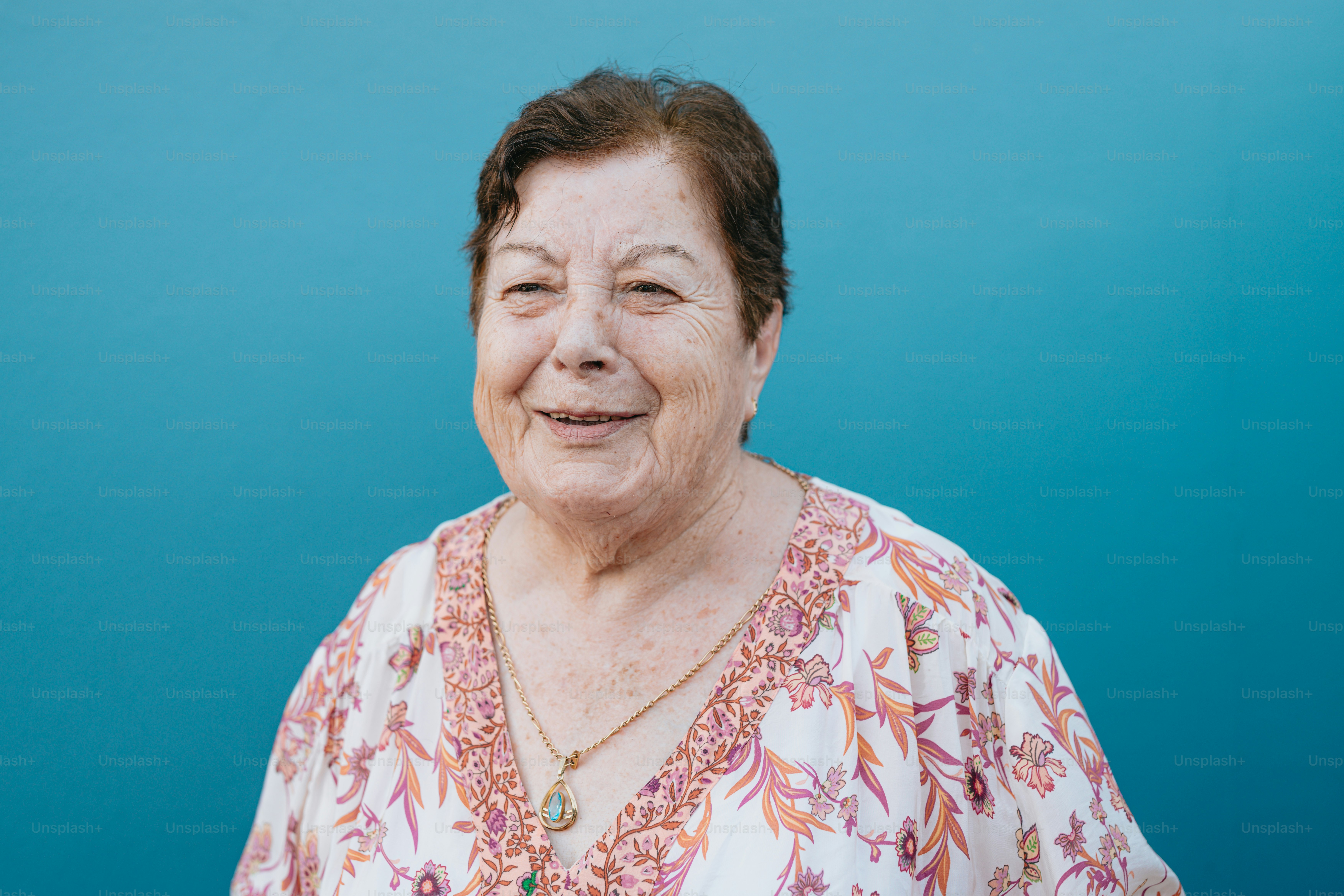 Eine Frau mit einem Lächeln im Gesicht