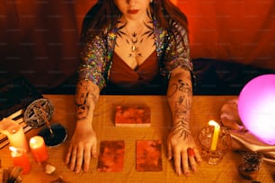 Une femme tatouée assise à une table