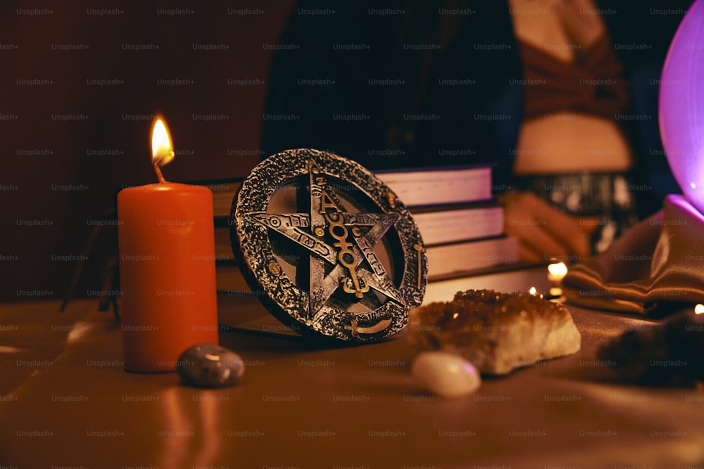 uma mesa coberta com uma vela e um relógio em cima dela