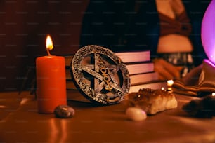 un tavolo sormontato da una candela e un orologio sopra di esso