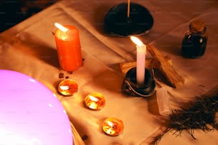 una mesa cubierta con velas y otros artículos