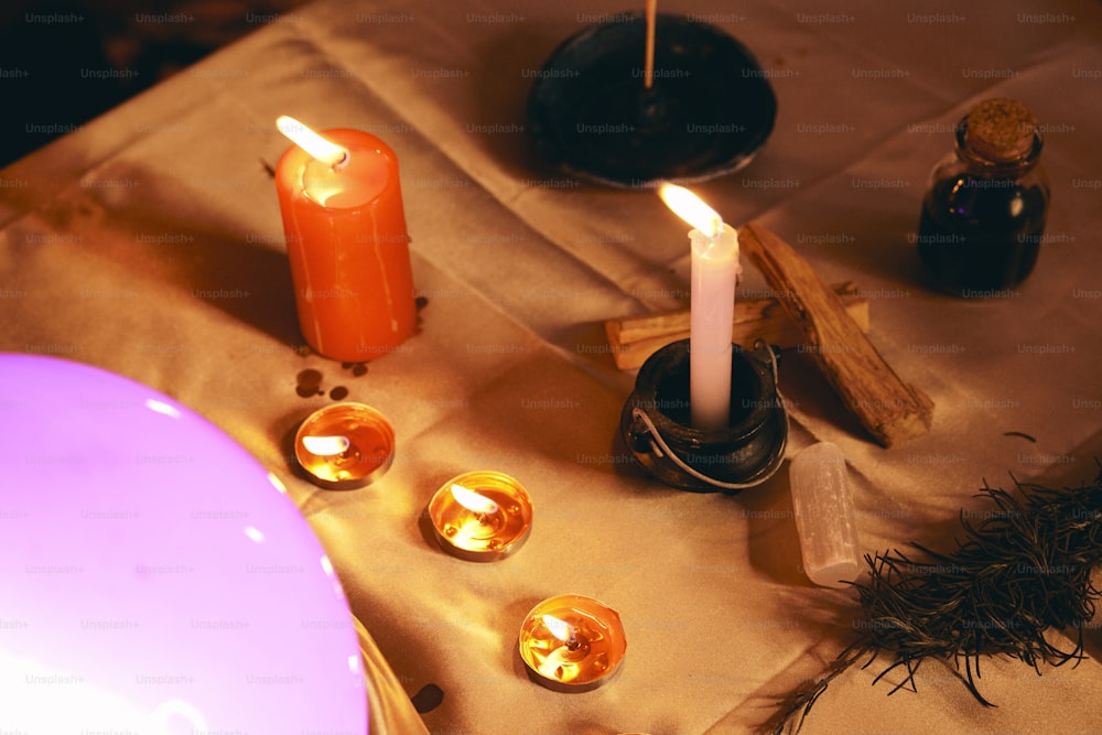 uma mesa coberta com velas e outros itens