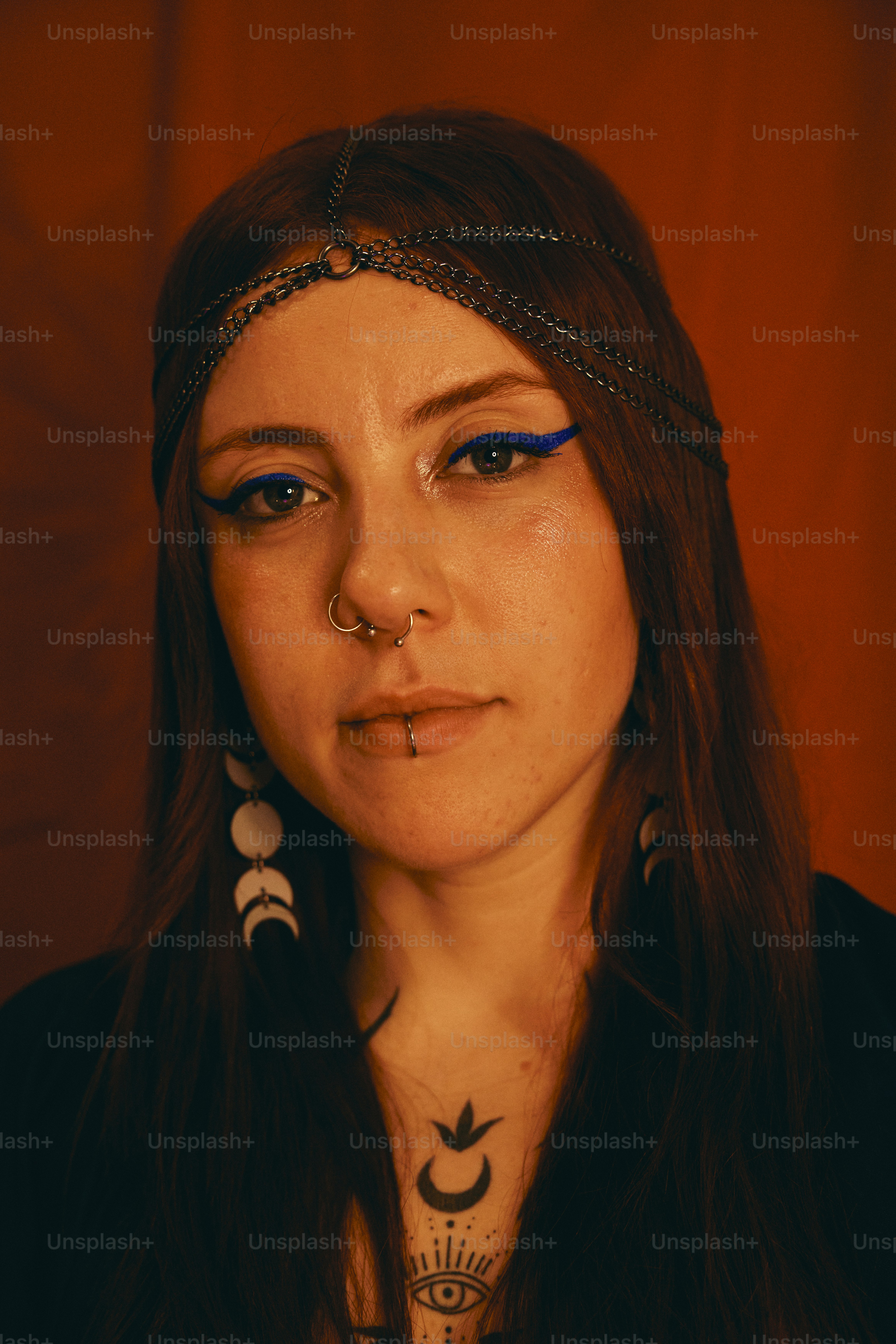 uma mulher com um piercing no nariz