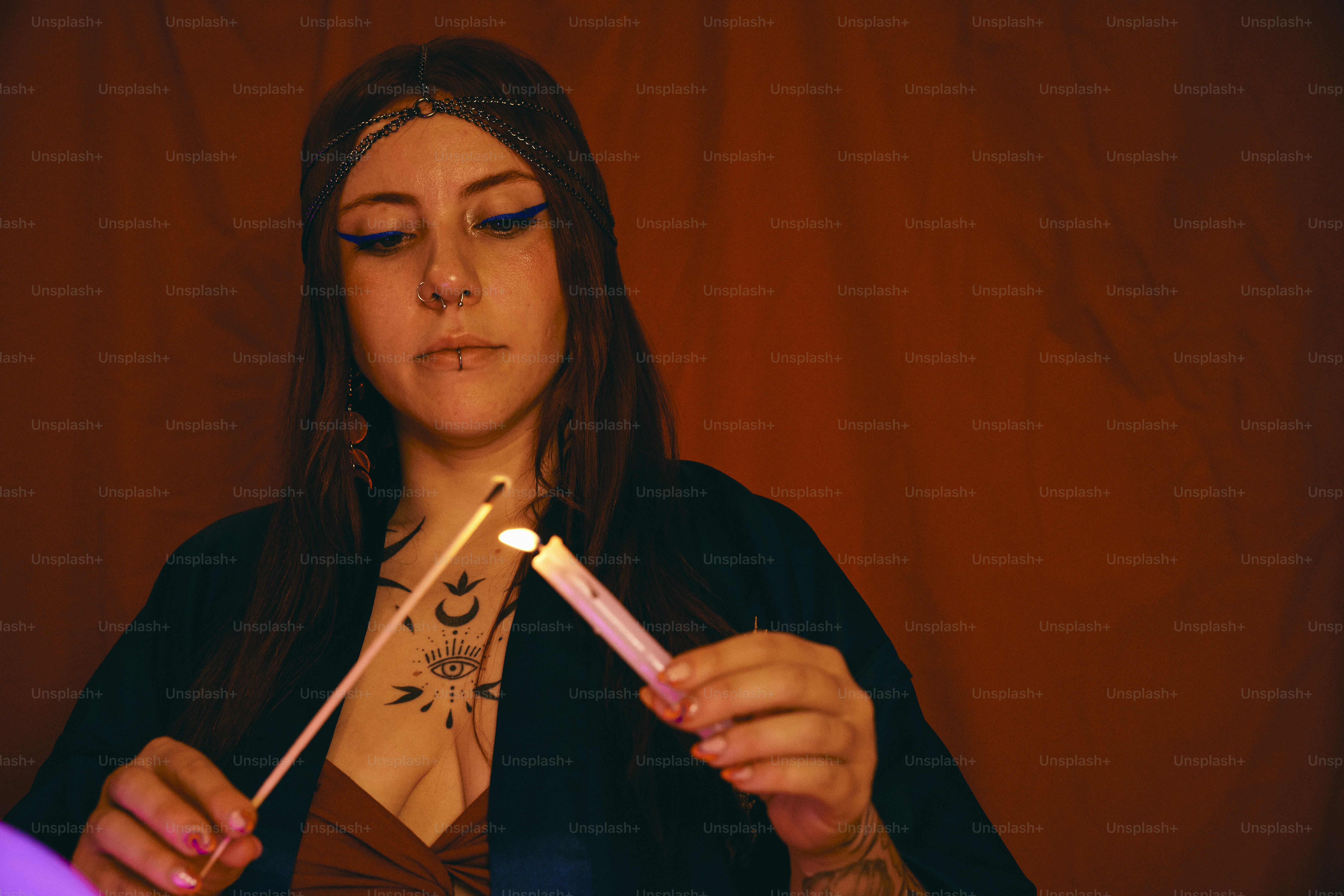 uma mulher segurando uma escova de dentes em sua mão direita