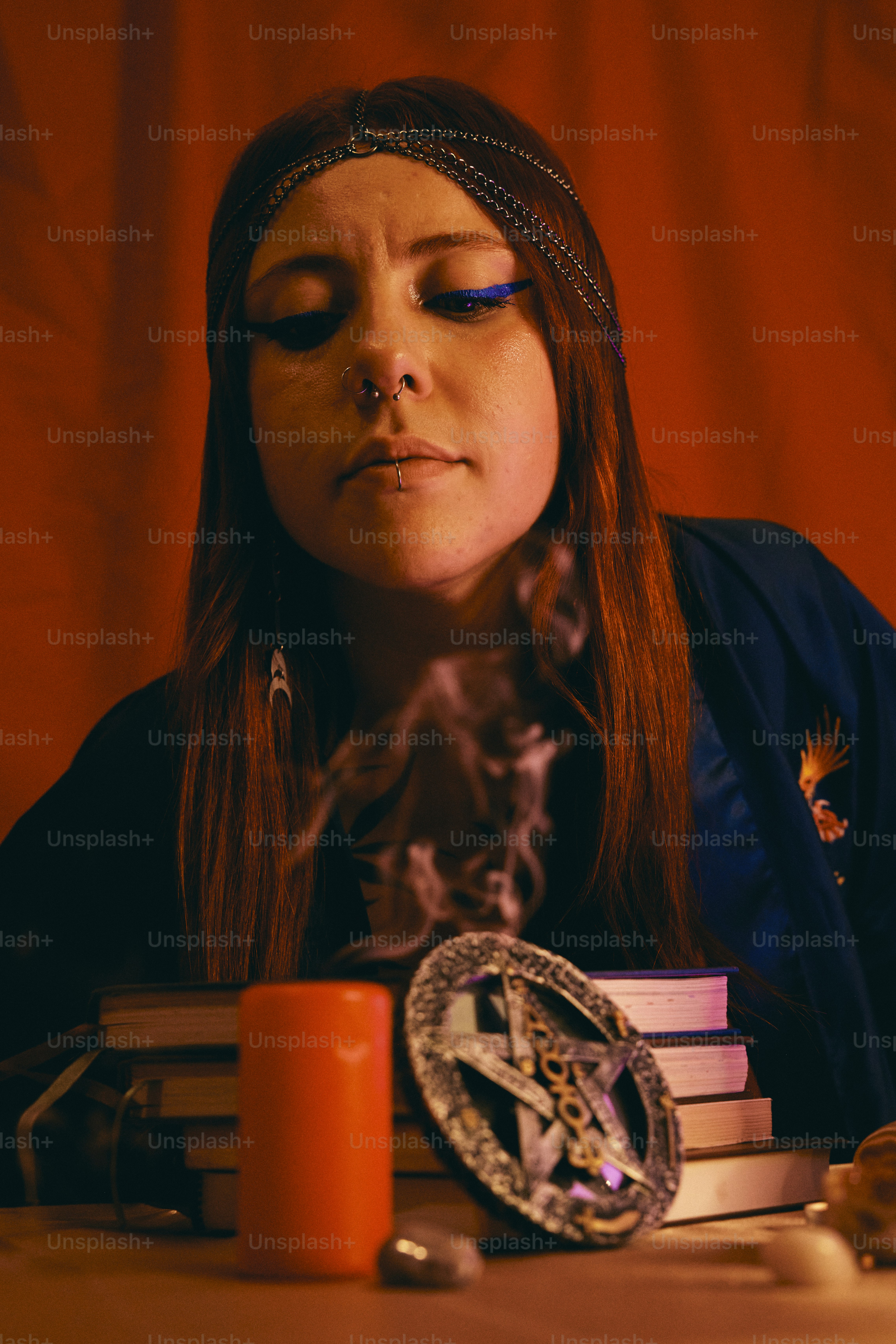 uma mulher sentada em uma mesa com uma pilha de livros