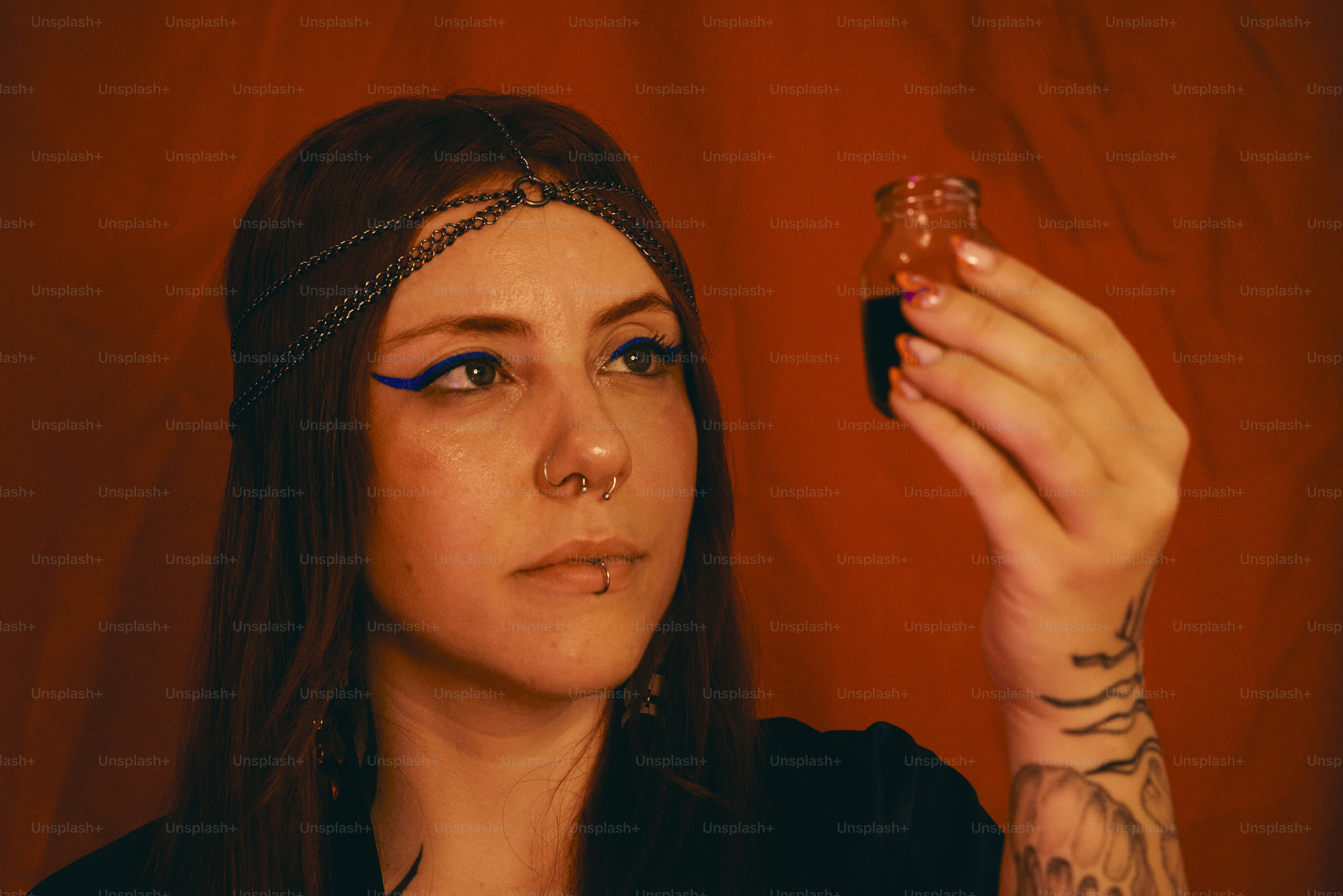 una donna che tiene un bicchiere con un liquido in esso