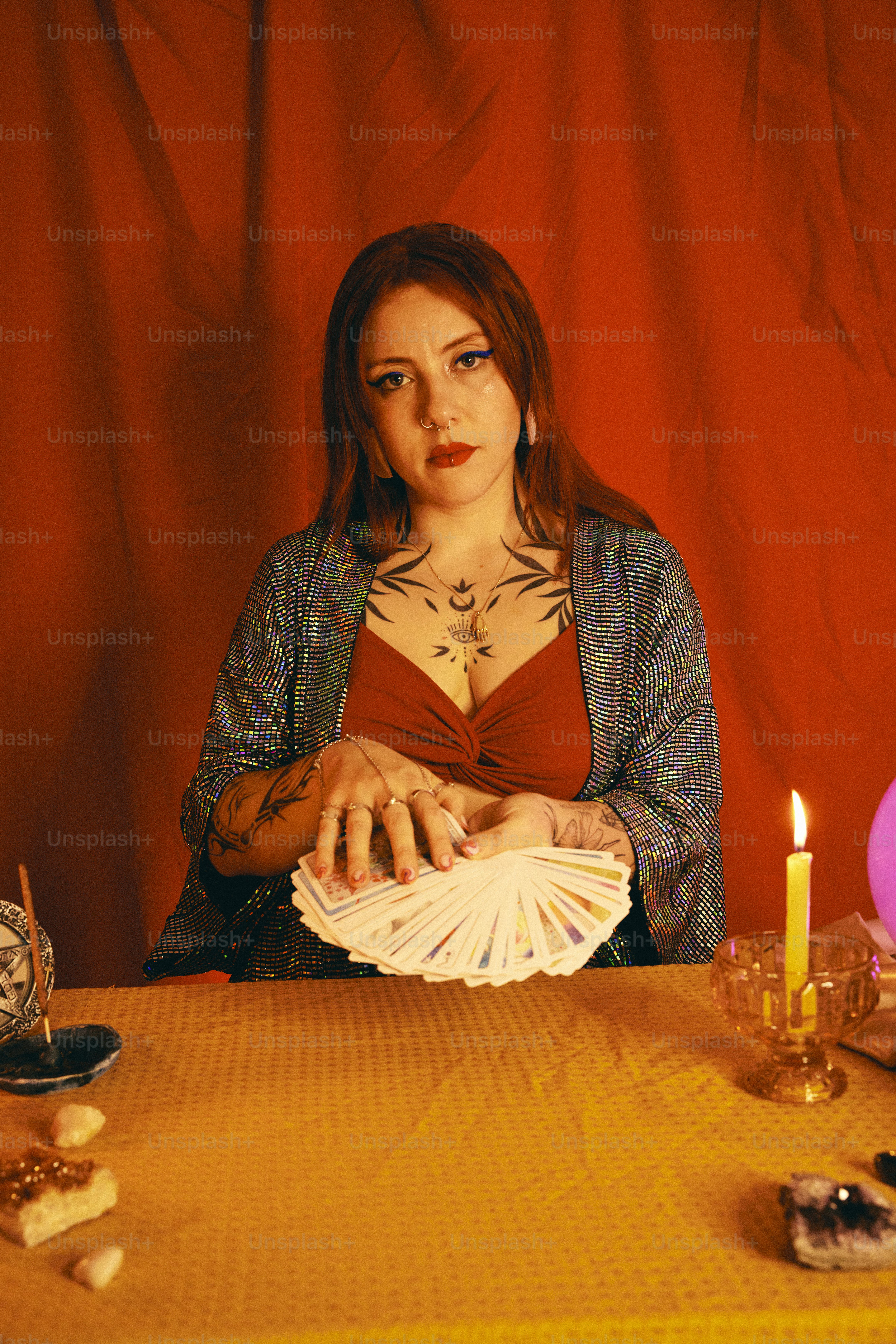 uma mulher sentada em uma mesa com um monte de cartões