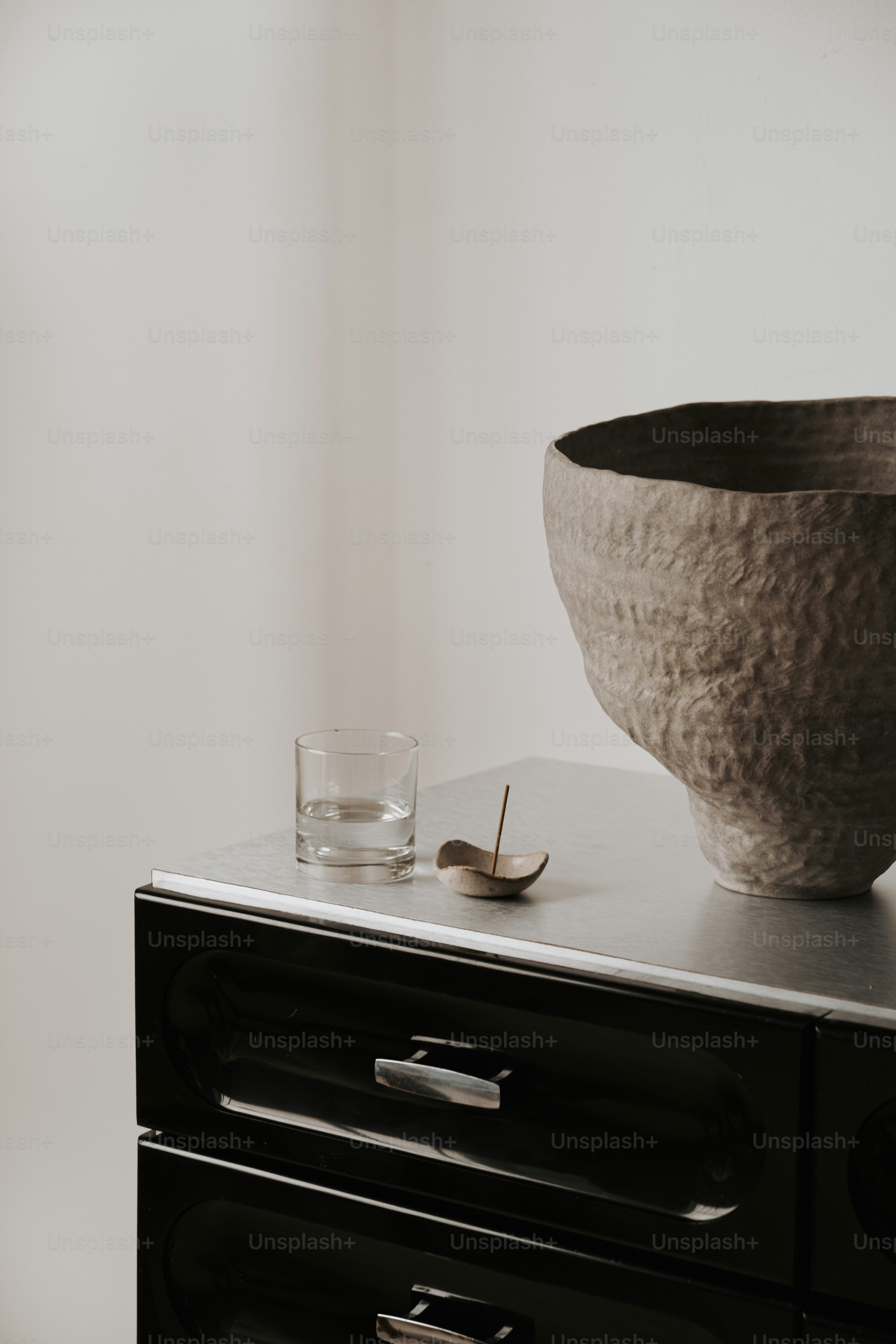 un bol posé sur une table à côté d’un verre