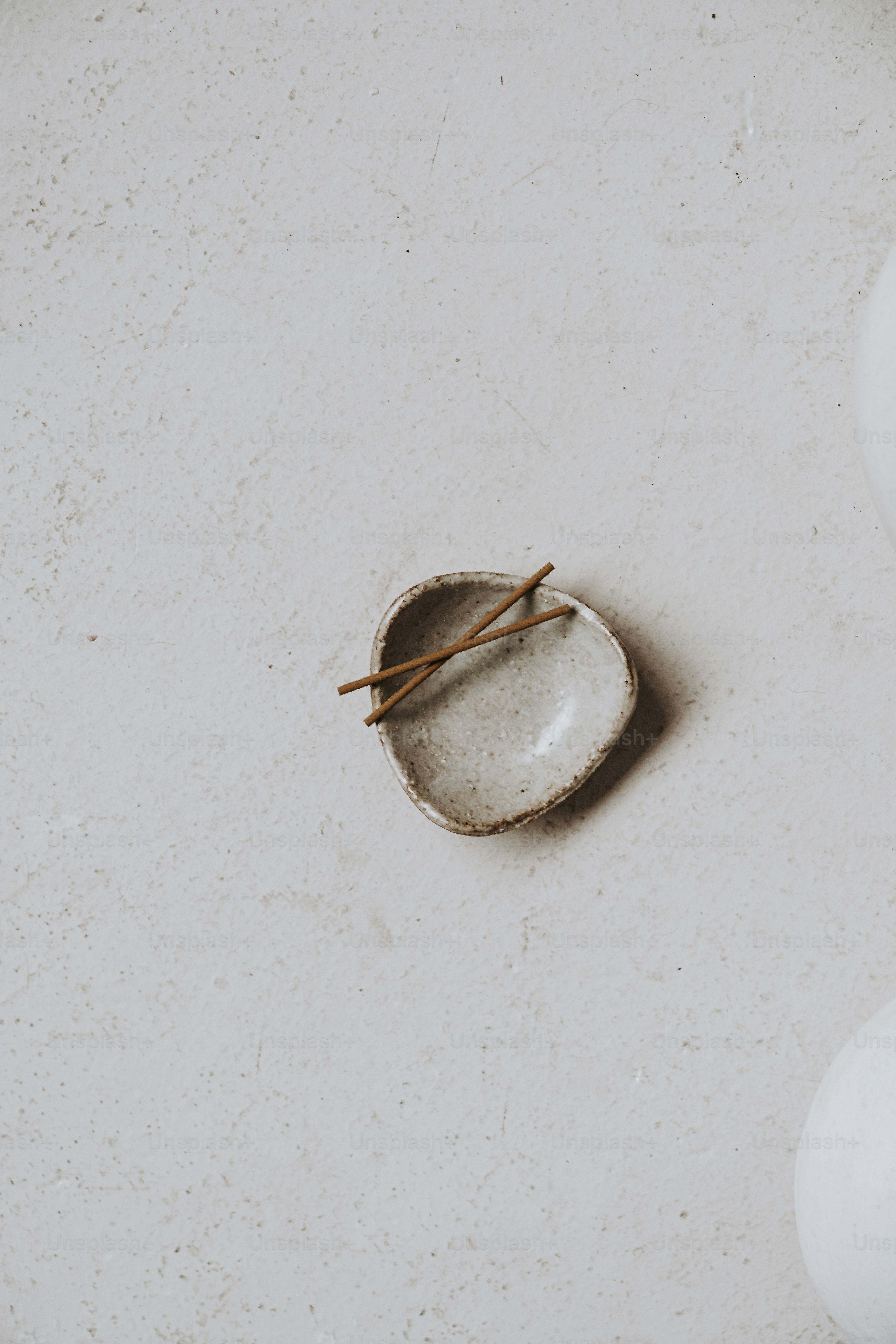 une cuillère avec quelques bâtons qui en sortent