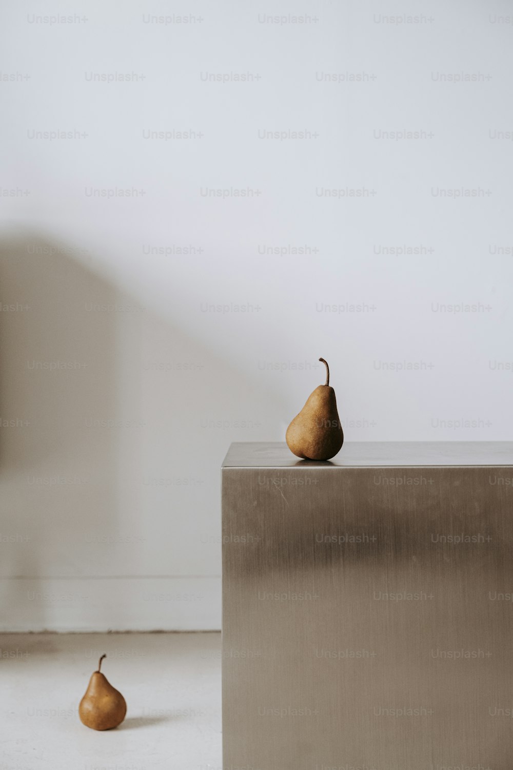 una pera sentada encima de una mesa de metal