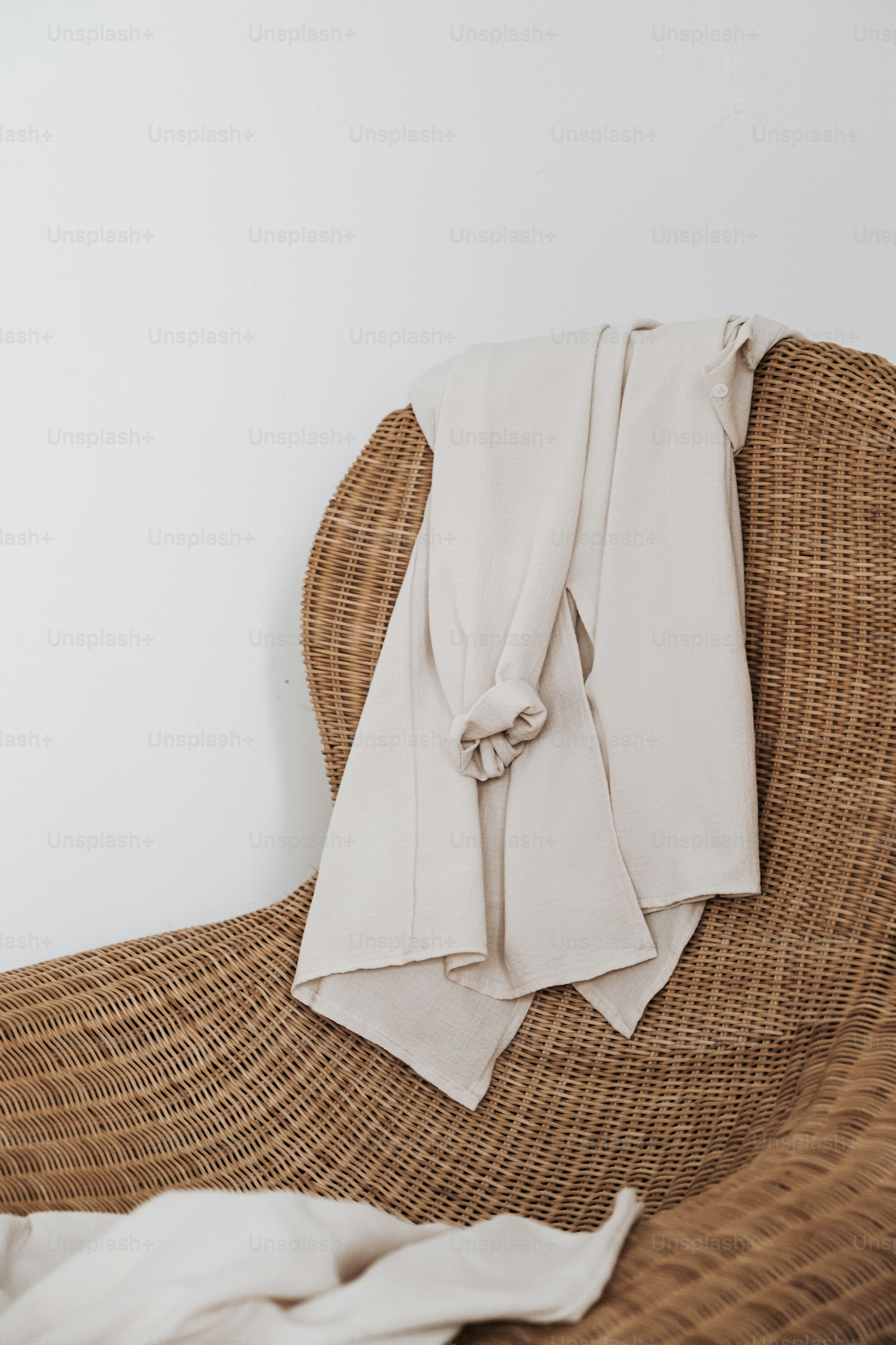 une chaise avec une couverture par-dessus