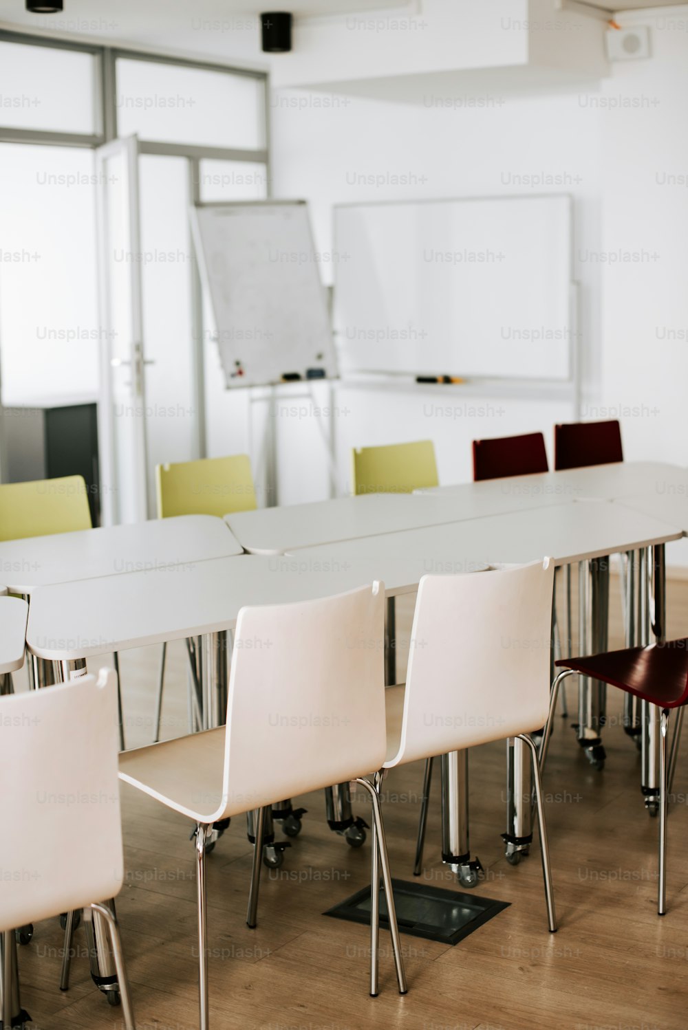 uma sala de conferências com um quadro branco e cadeiras