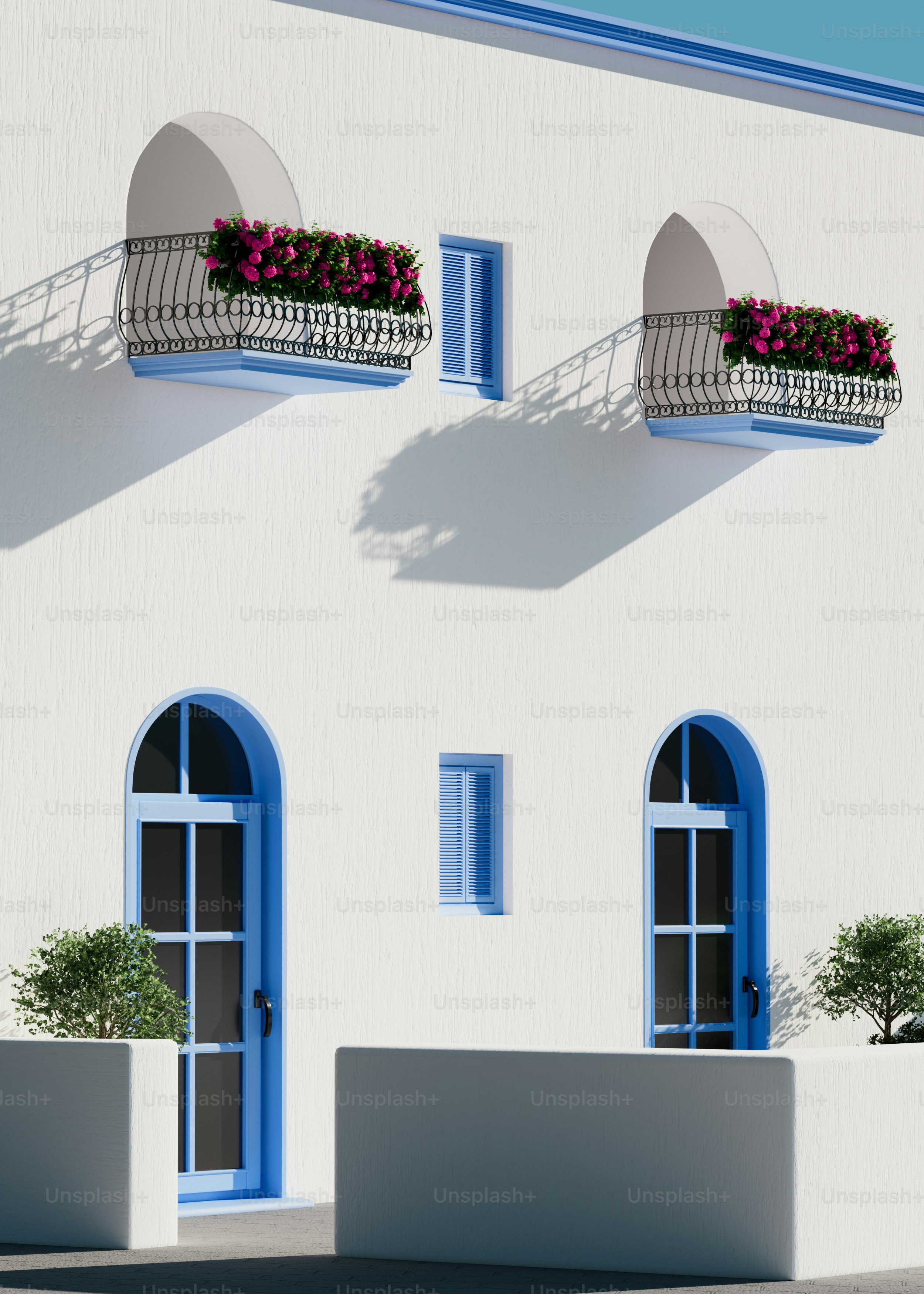 Un edificio blanco con ventanas azules y un balcón