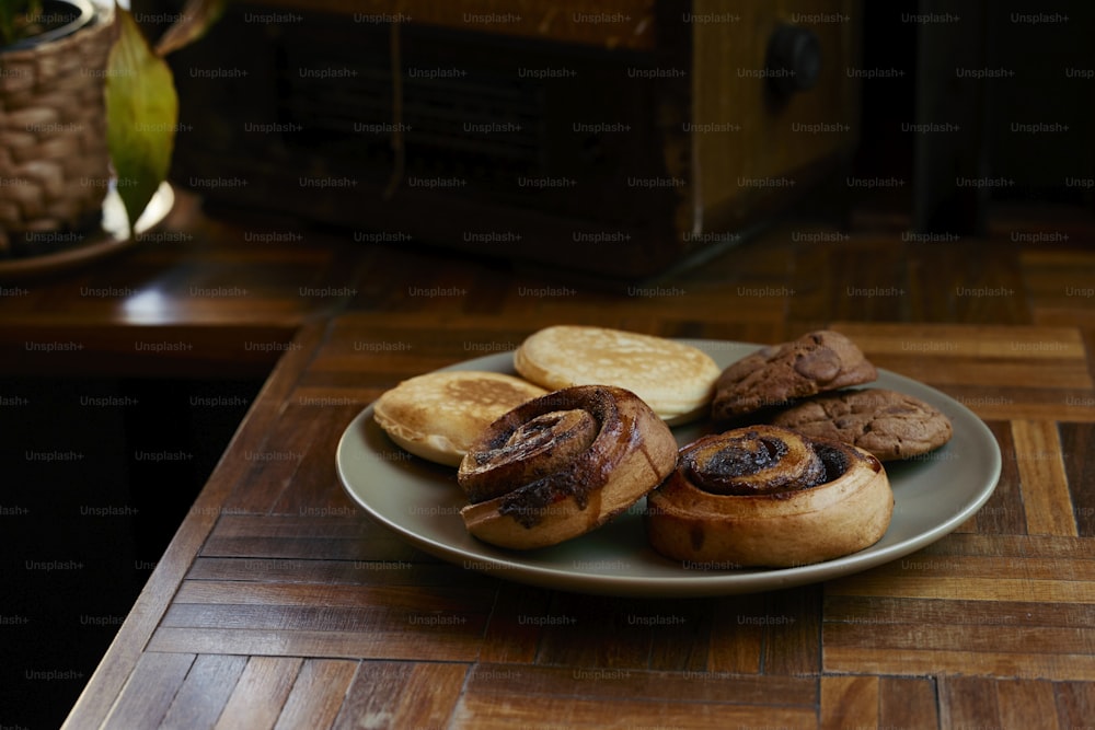 um prato de comida em uma mesa de madeira