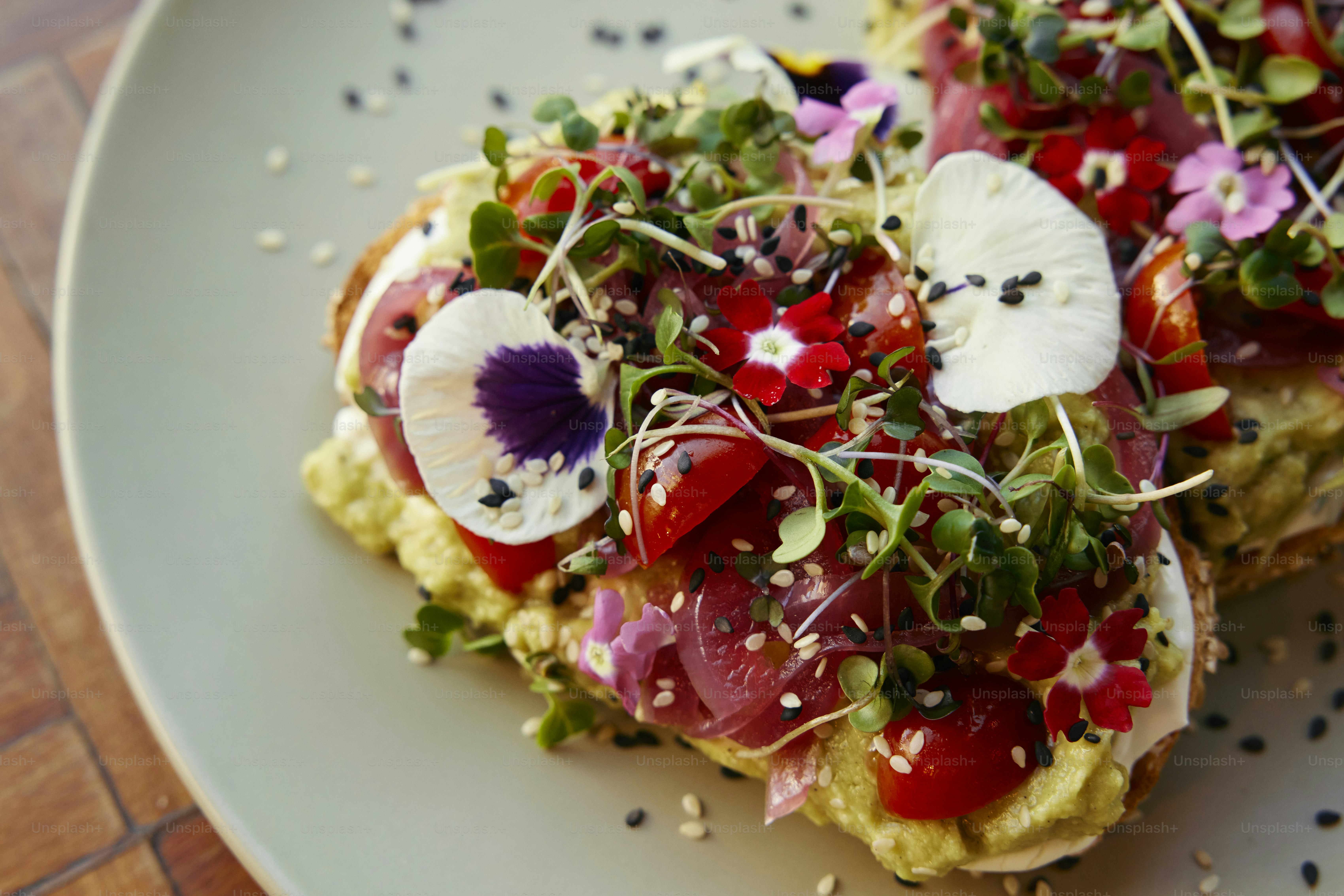 un piatto bianco sormontato da una frittata ricoperta di verdure