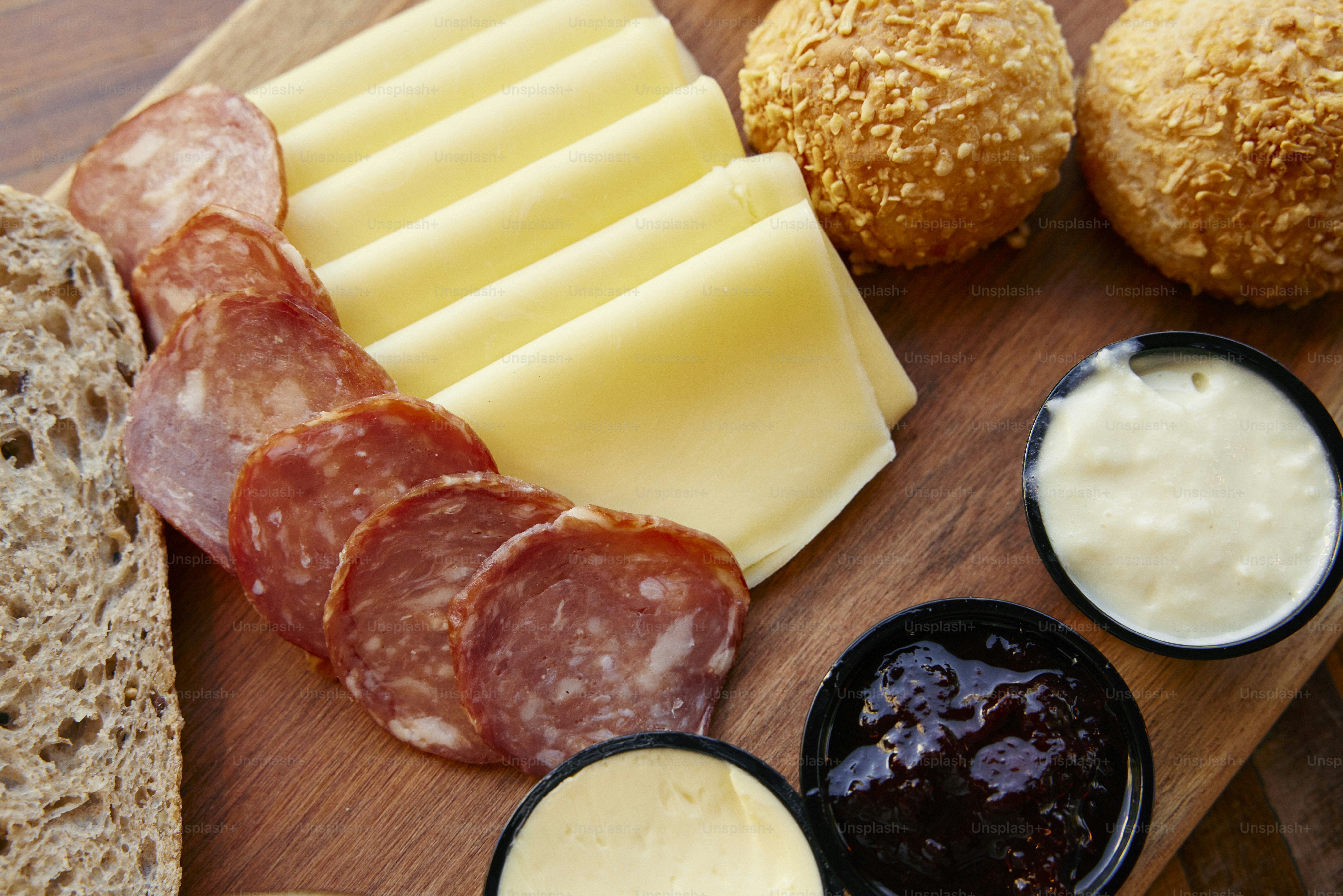 Una tabla de madera cubierta con muchos tipos diferentes de comida
