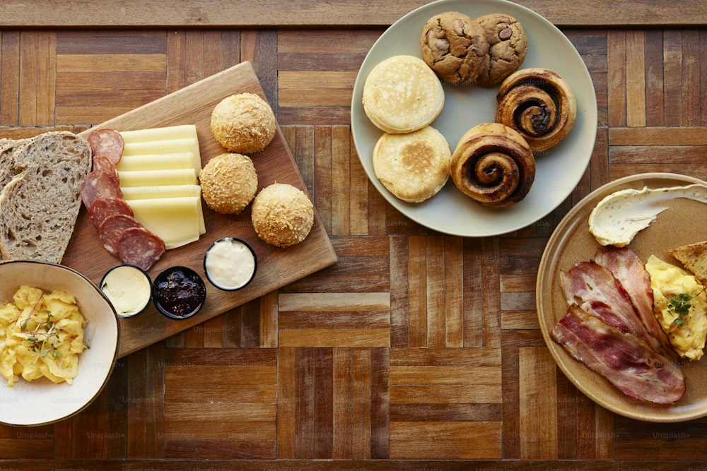 食べ物の皿で覆われた木製のテーブル