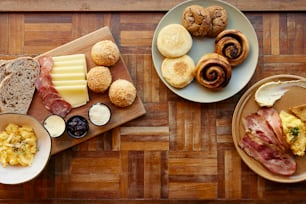 食べ物の皿で覆われた木製の��テーブル