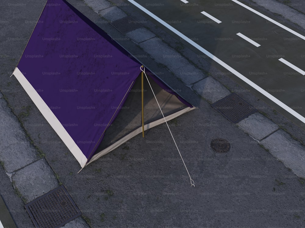 une tente violette et blanche assise sur le bord d’une route