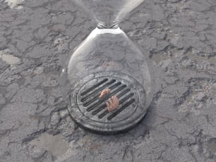 ein Metallgitter, das auf einem schmutzigen Boden sitzt