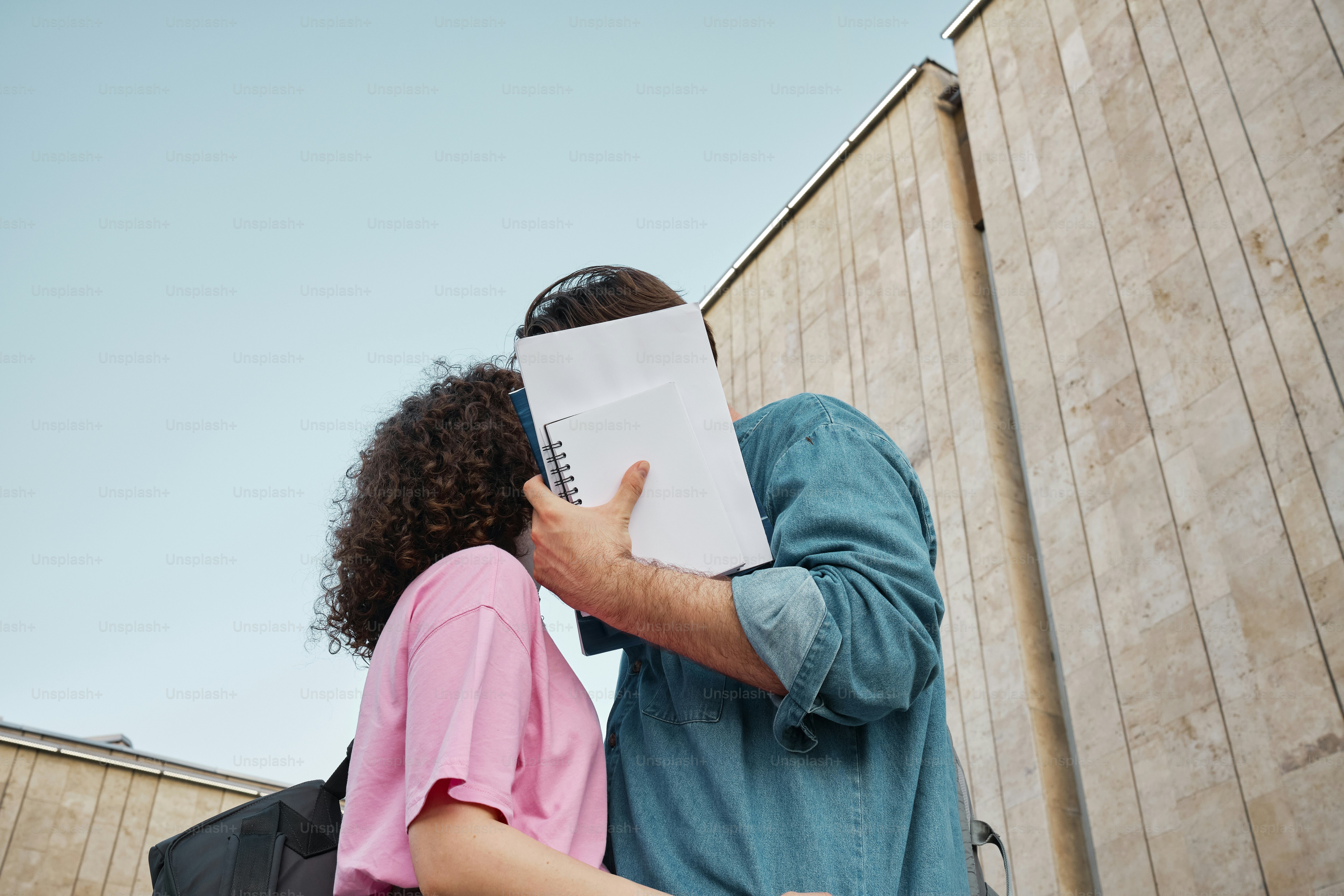 un uomo e una donna in piedi l'uno accanto all'altro