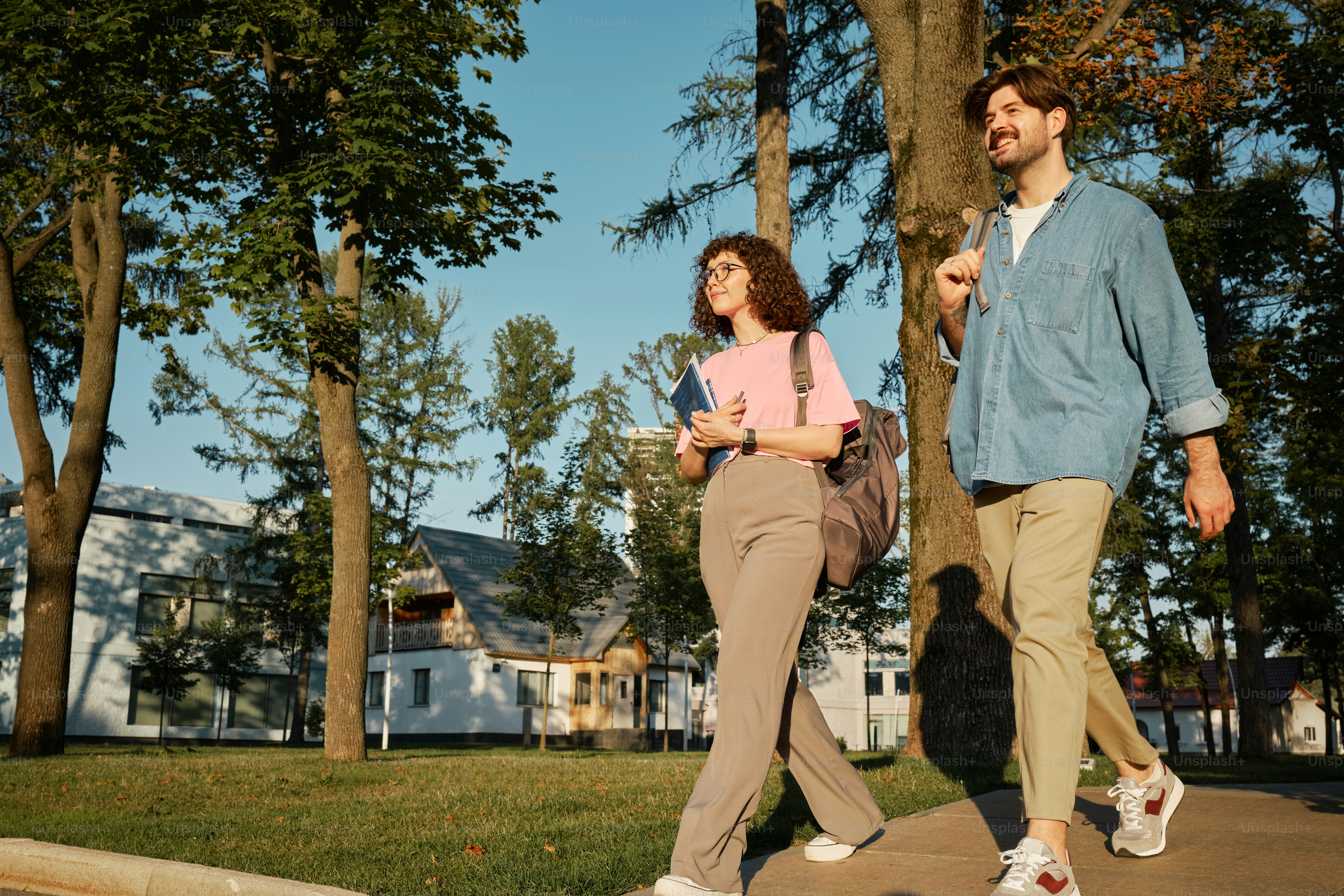 Un homme et une femme marchant sur un trottoir