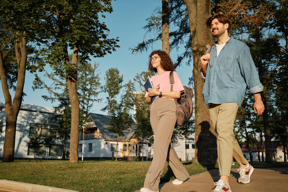um homem e uma mulher caminhando por uma calçada