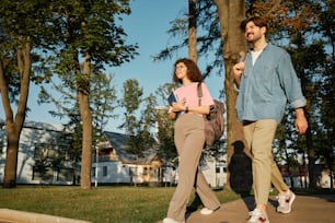Un uomo e una donna che camminano lungo un marciapiede