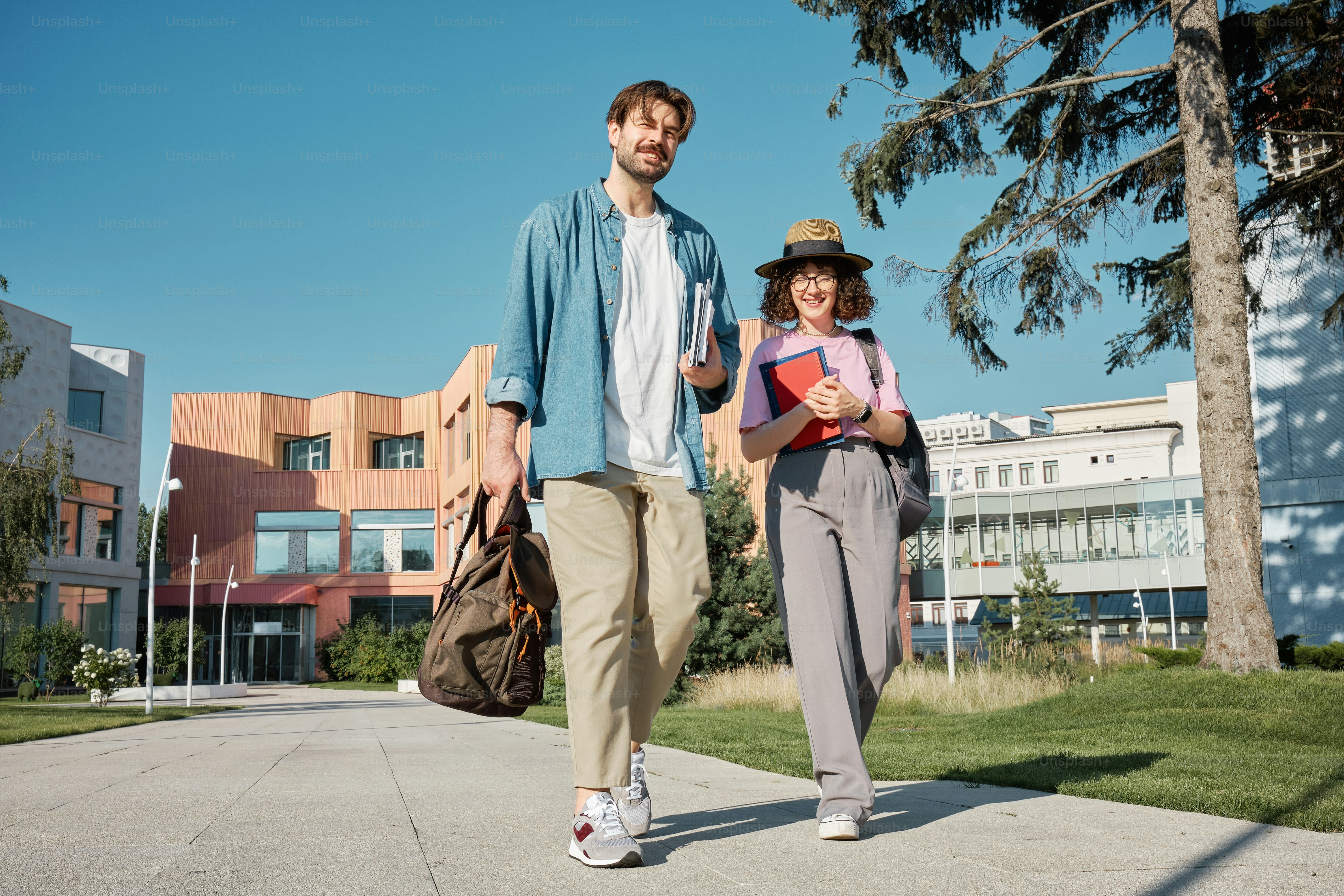 Un homme et une femme marchant sur un trottoir