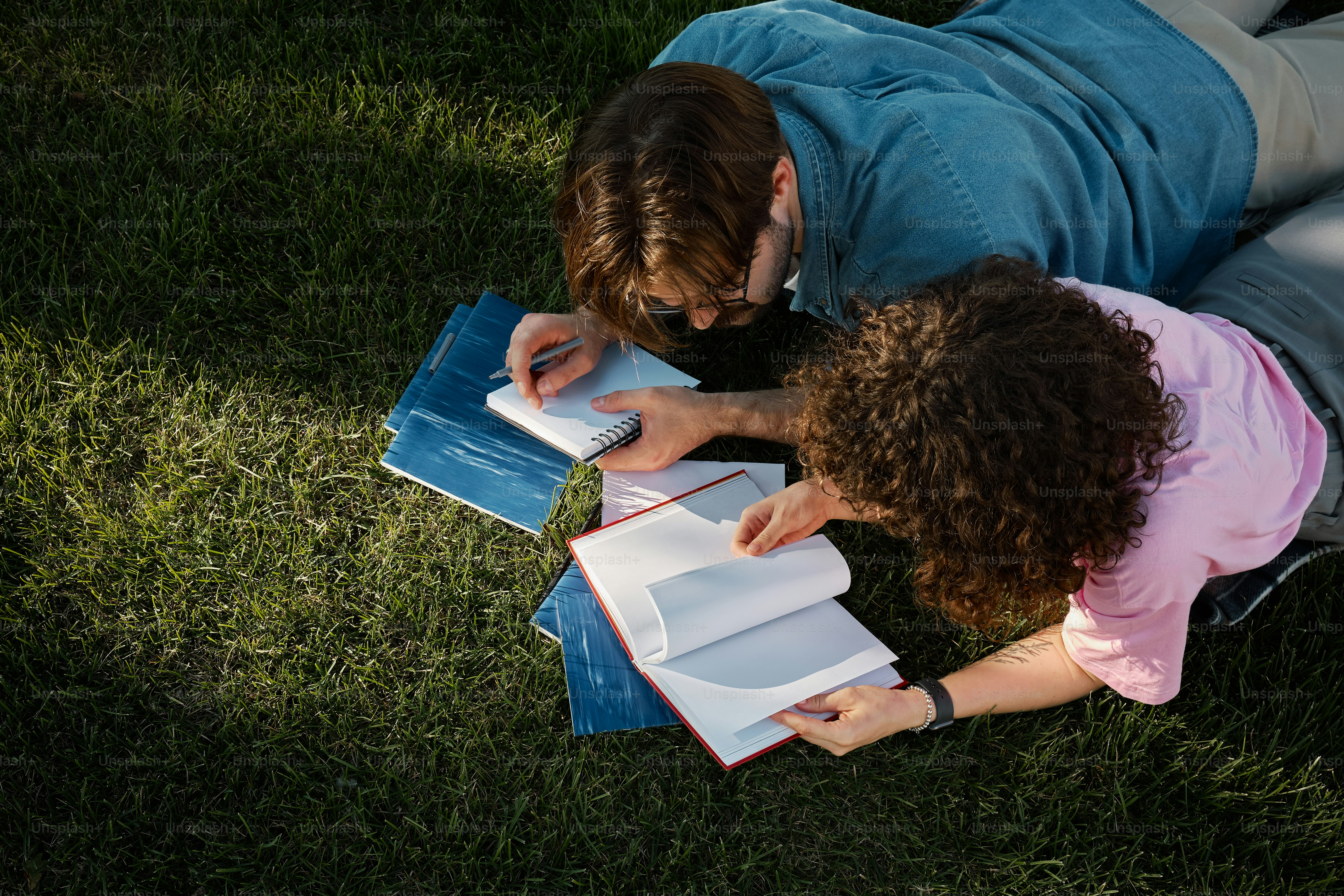 Un homme et une femme allongés sur l’herbe