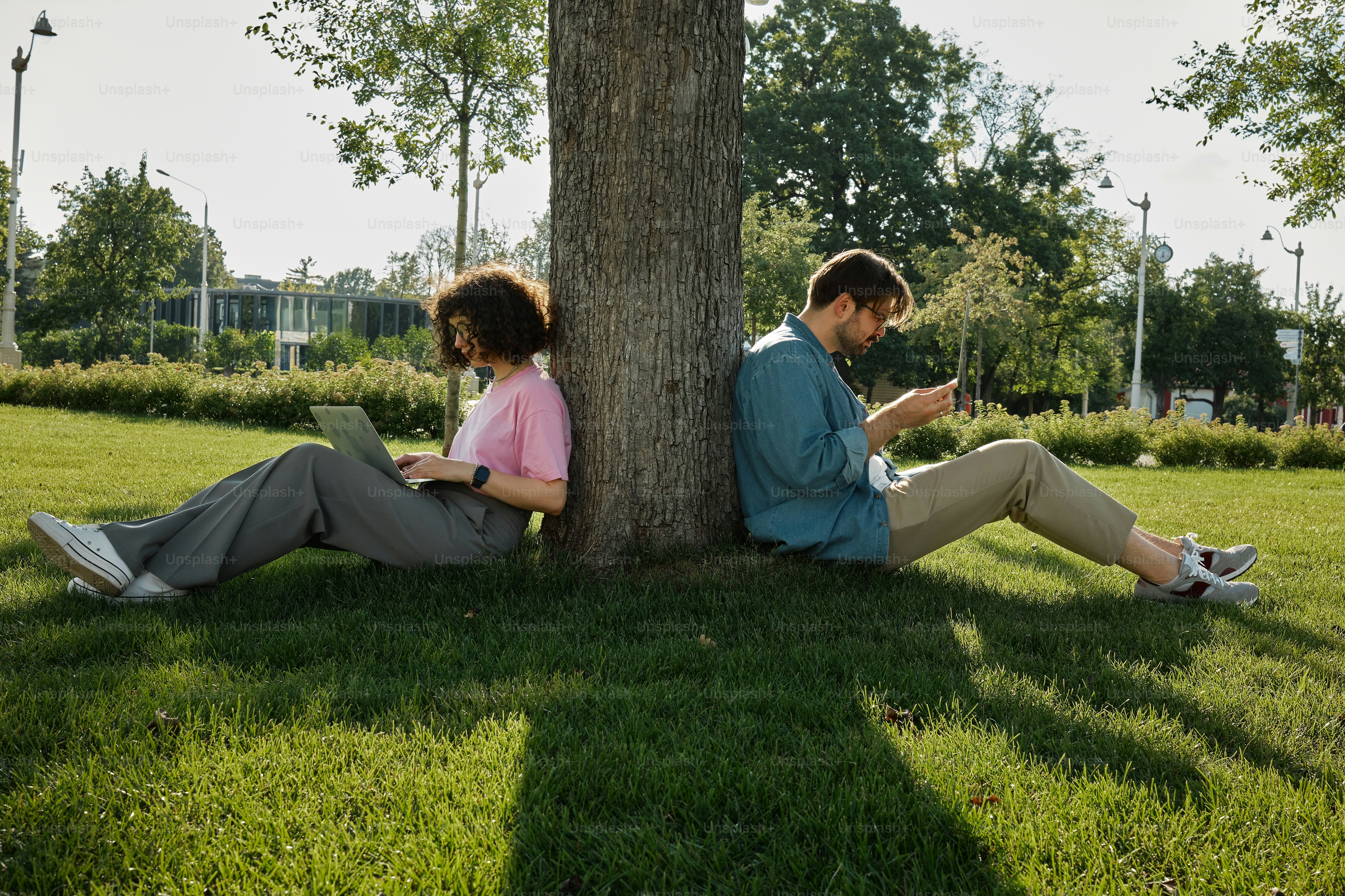 Un homme et une femme assis sous un arbre