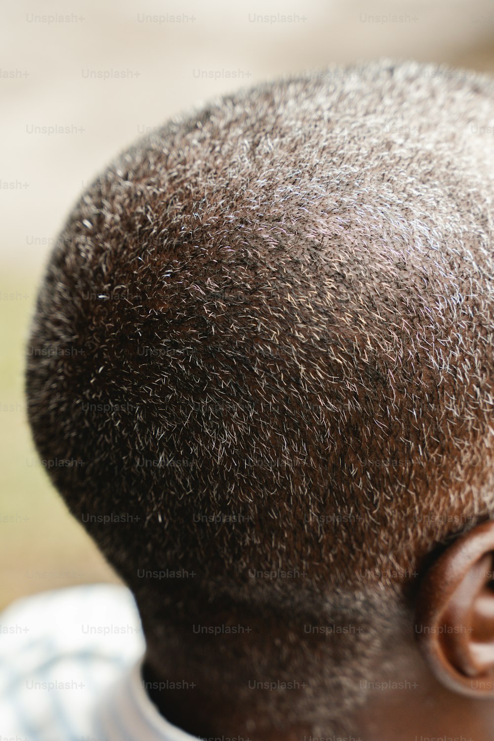 a close up of a man's head and hair