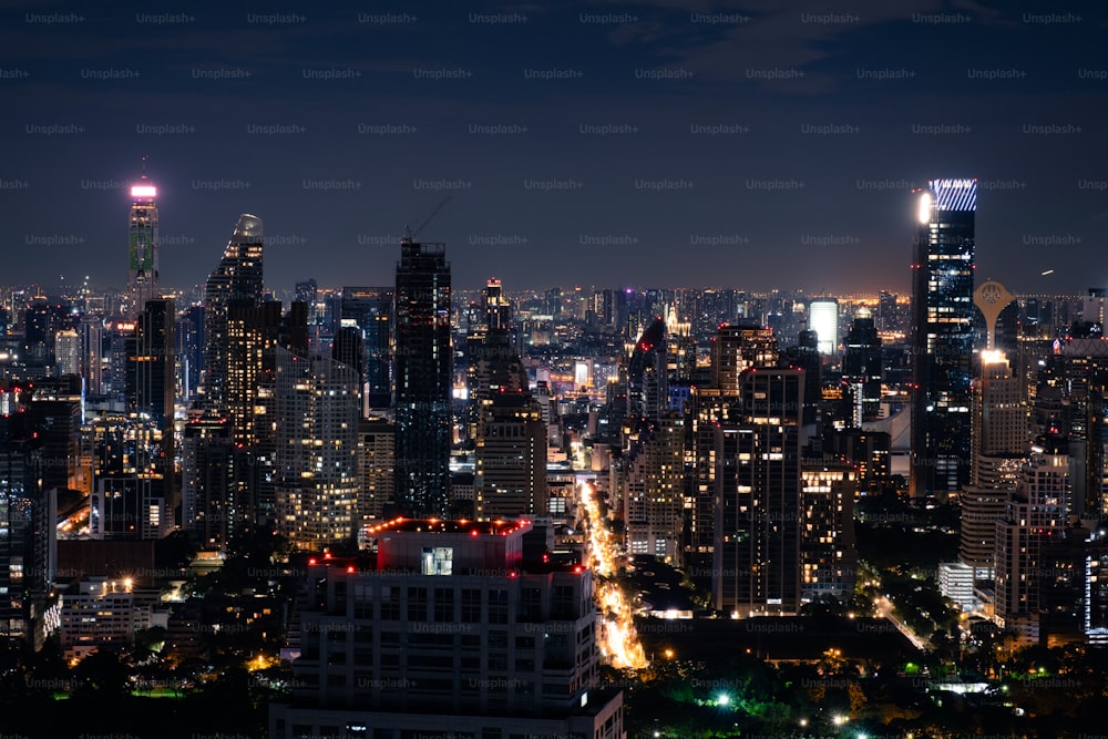 Una ciudad de noche con muchos edificios altos