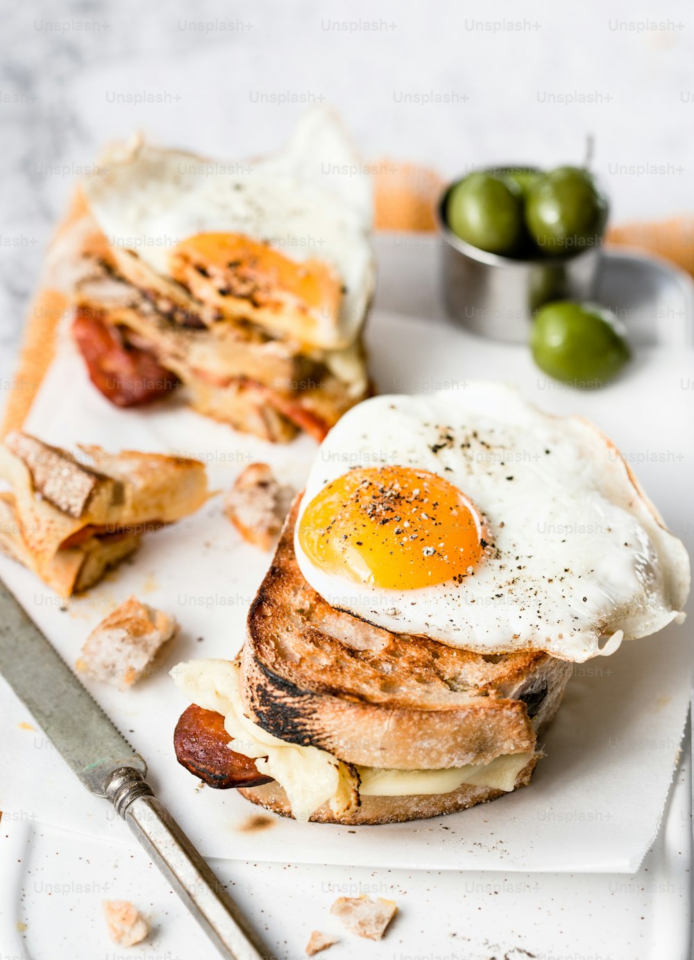 um sanduíche com um ovo por cima