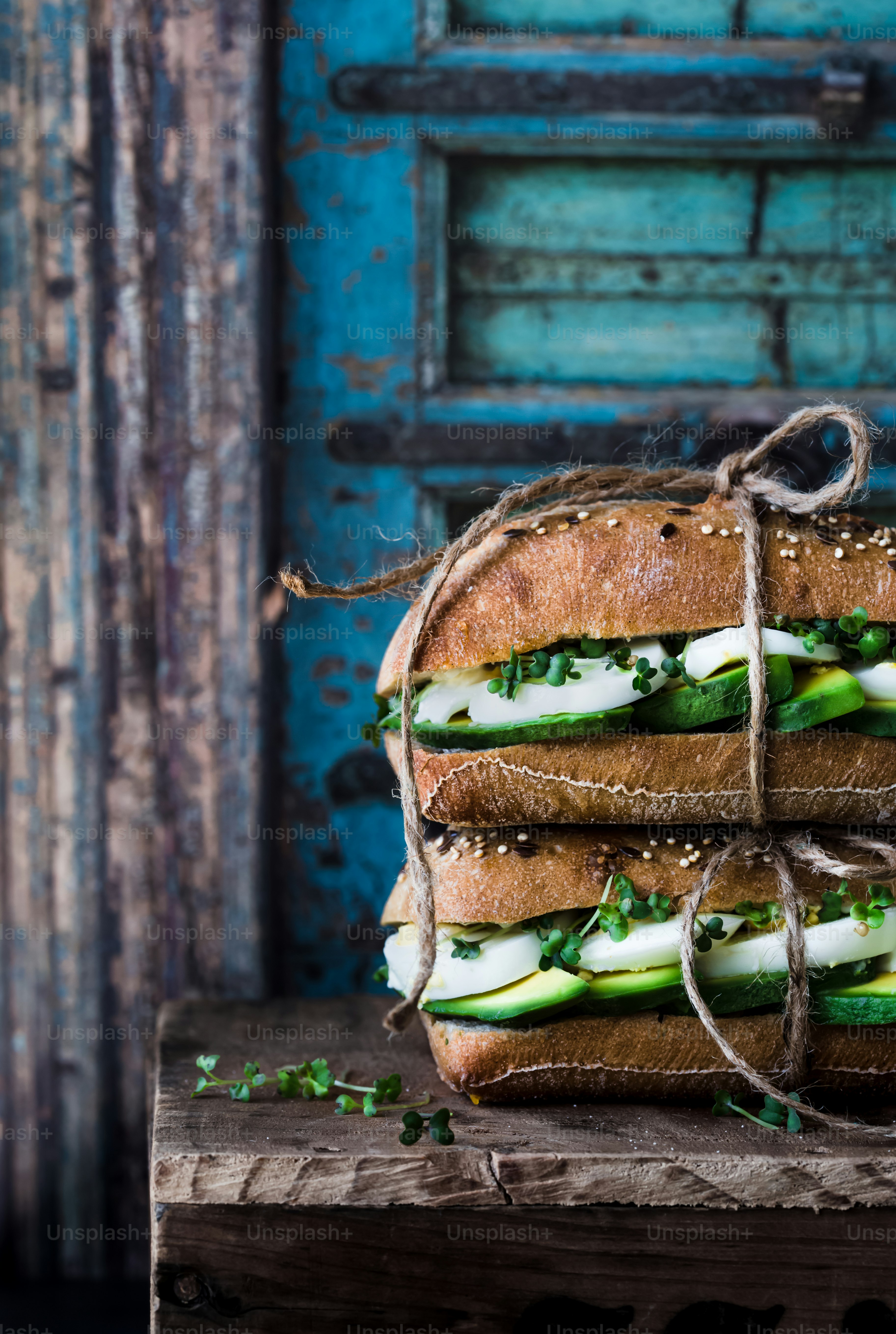 Foto zum Thema Ein Stapel Gurkensandwiches, in Bindfaden gewickelt ...