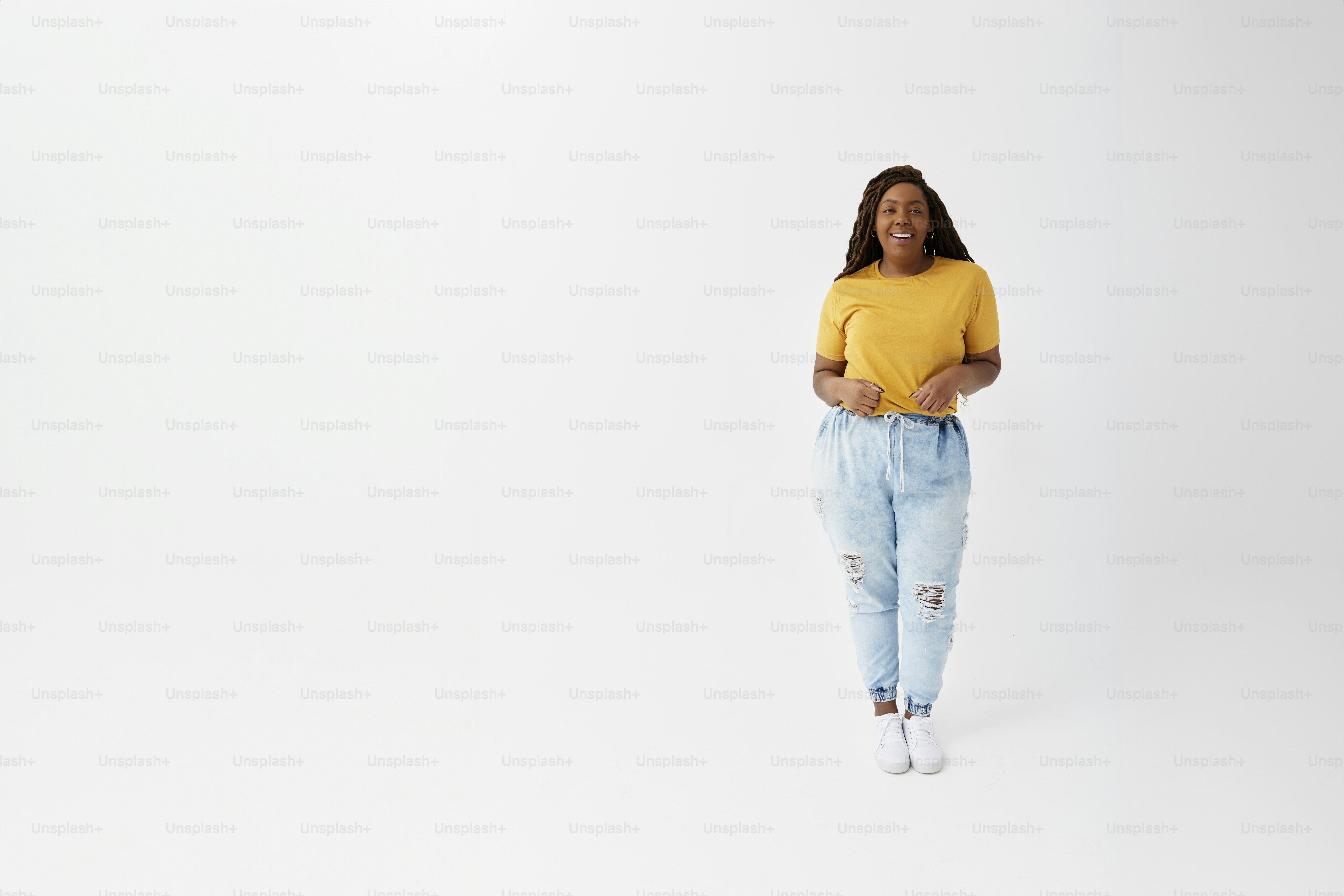 A woman in a yellow shirt and blue jeans photo – Girl Image on Unsplash