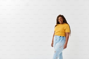 uma mulher de camisa amarela e calça jeans azul