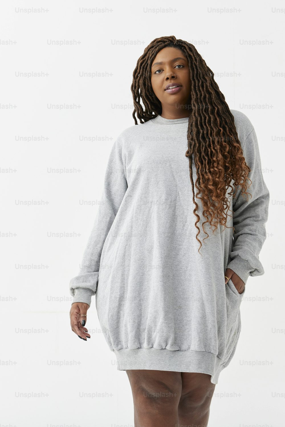 eine Frau in einem grauen Sweatshirt-Kleid
