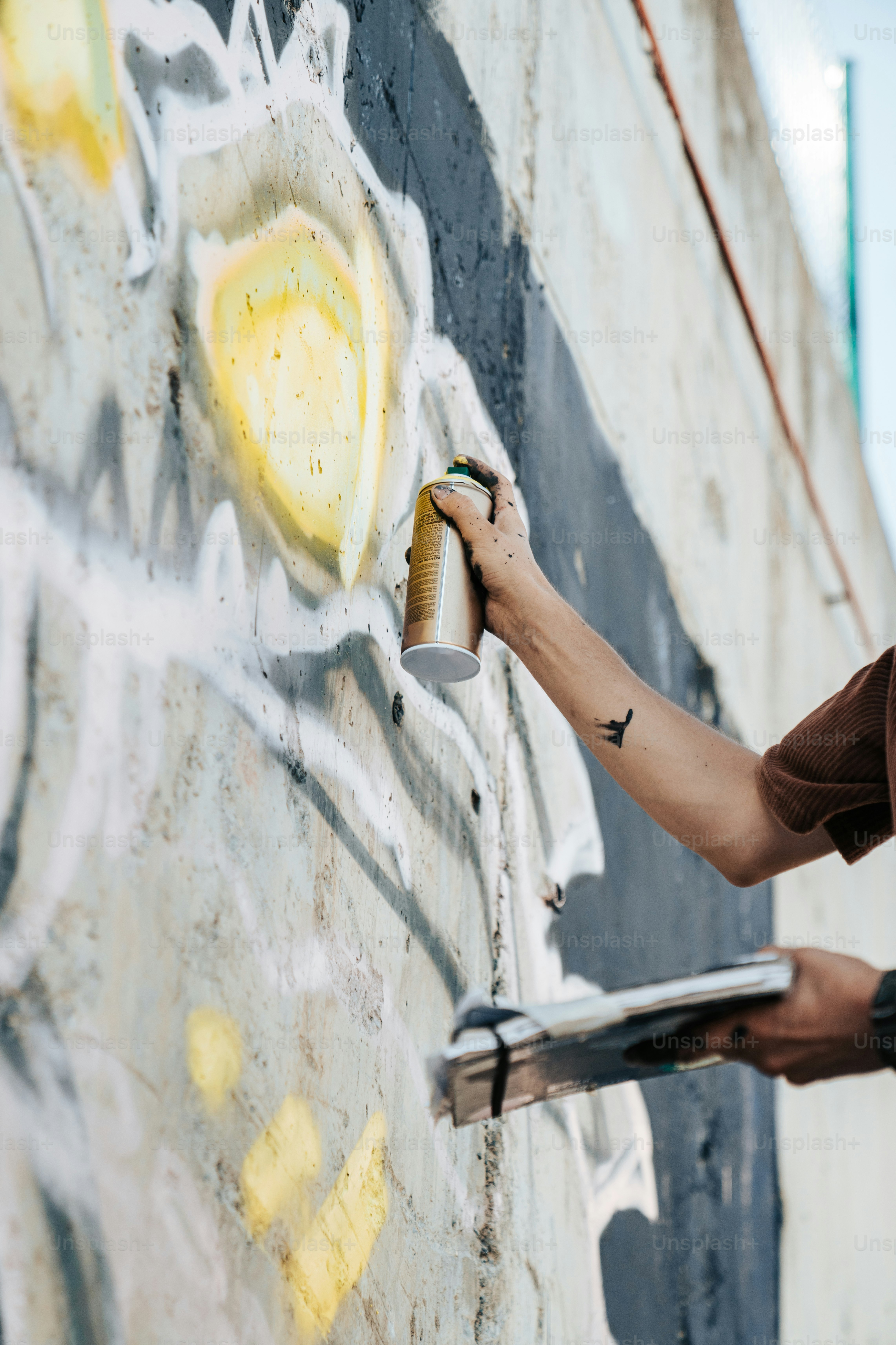 マーカーで壁に書く男