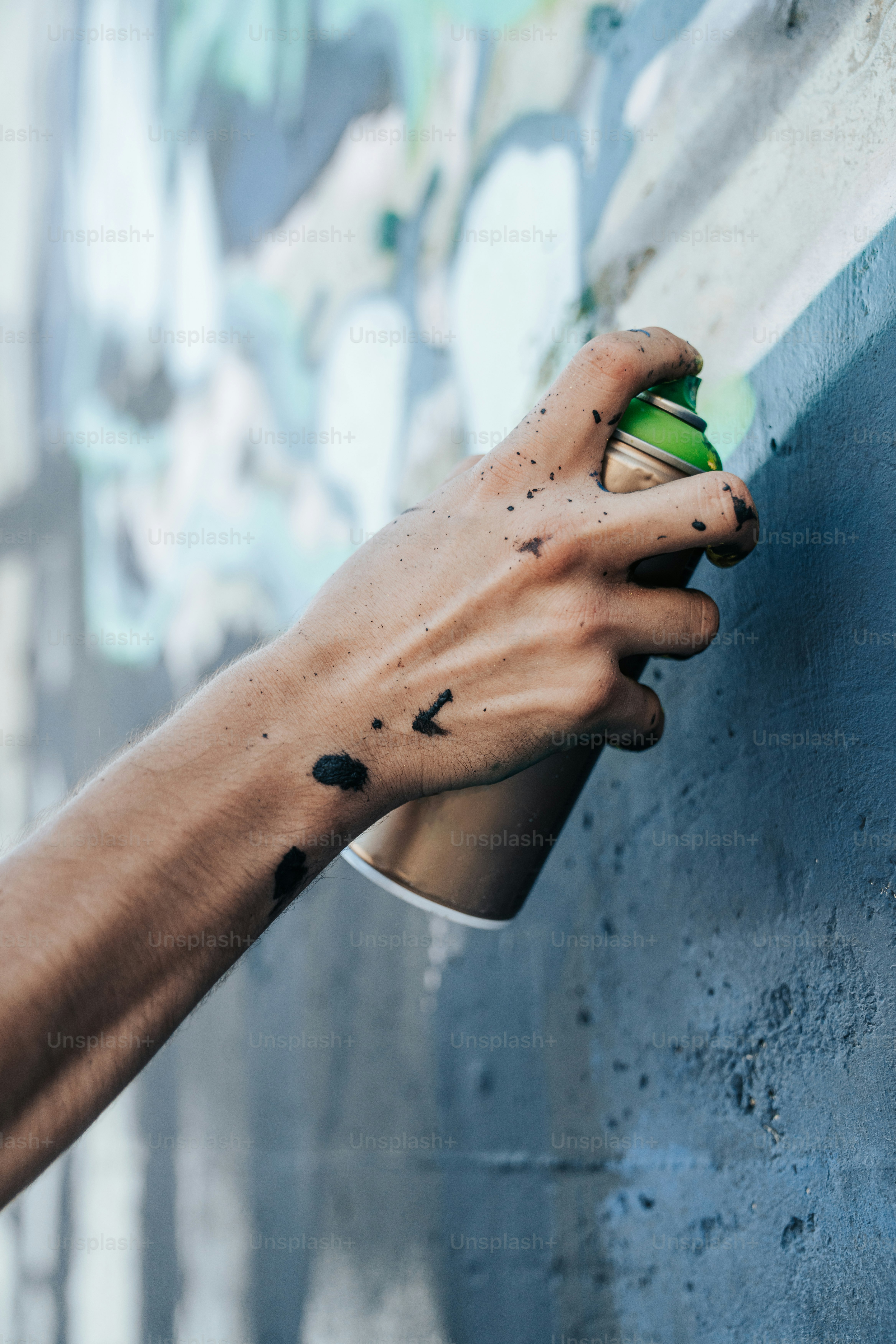 커피 한 잔을 들고 있는 사람의 손