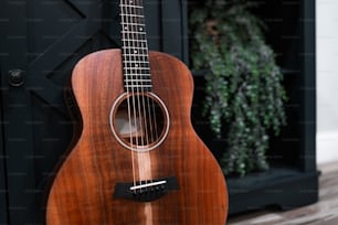 um close up de uma guitarra em um suporte
