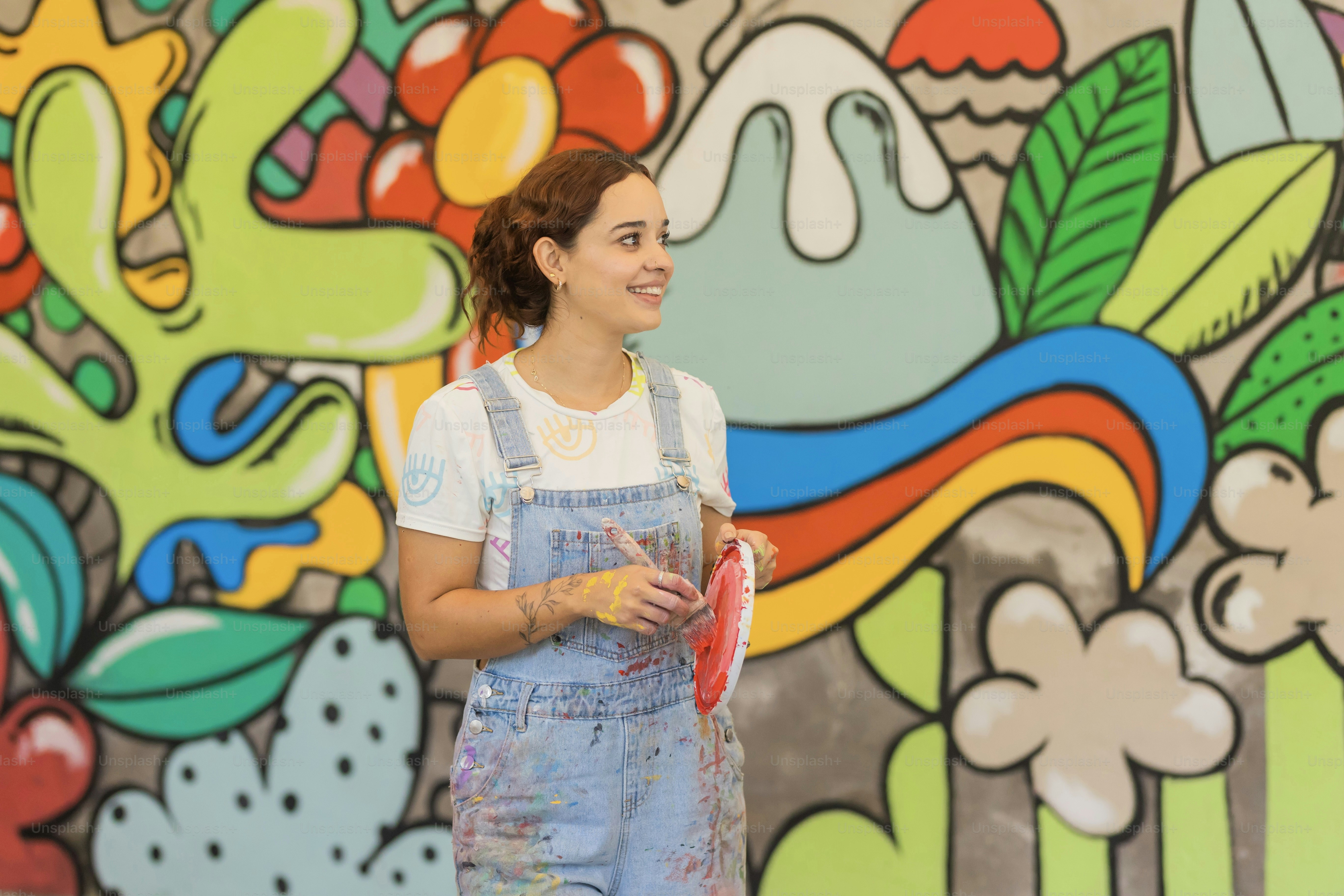 Una donna in piedi davanti a un muro colorato