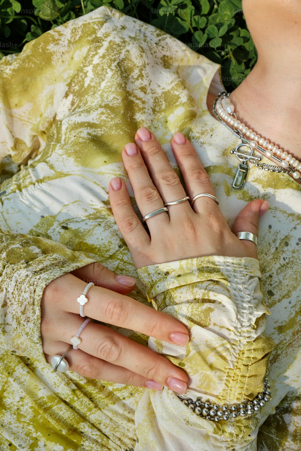 Una donna in un vestito giallo con le mani sul petto