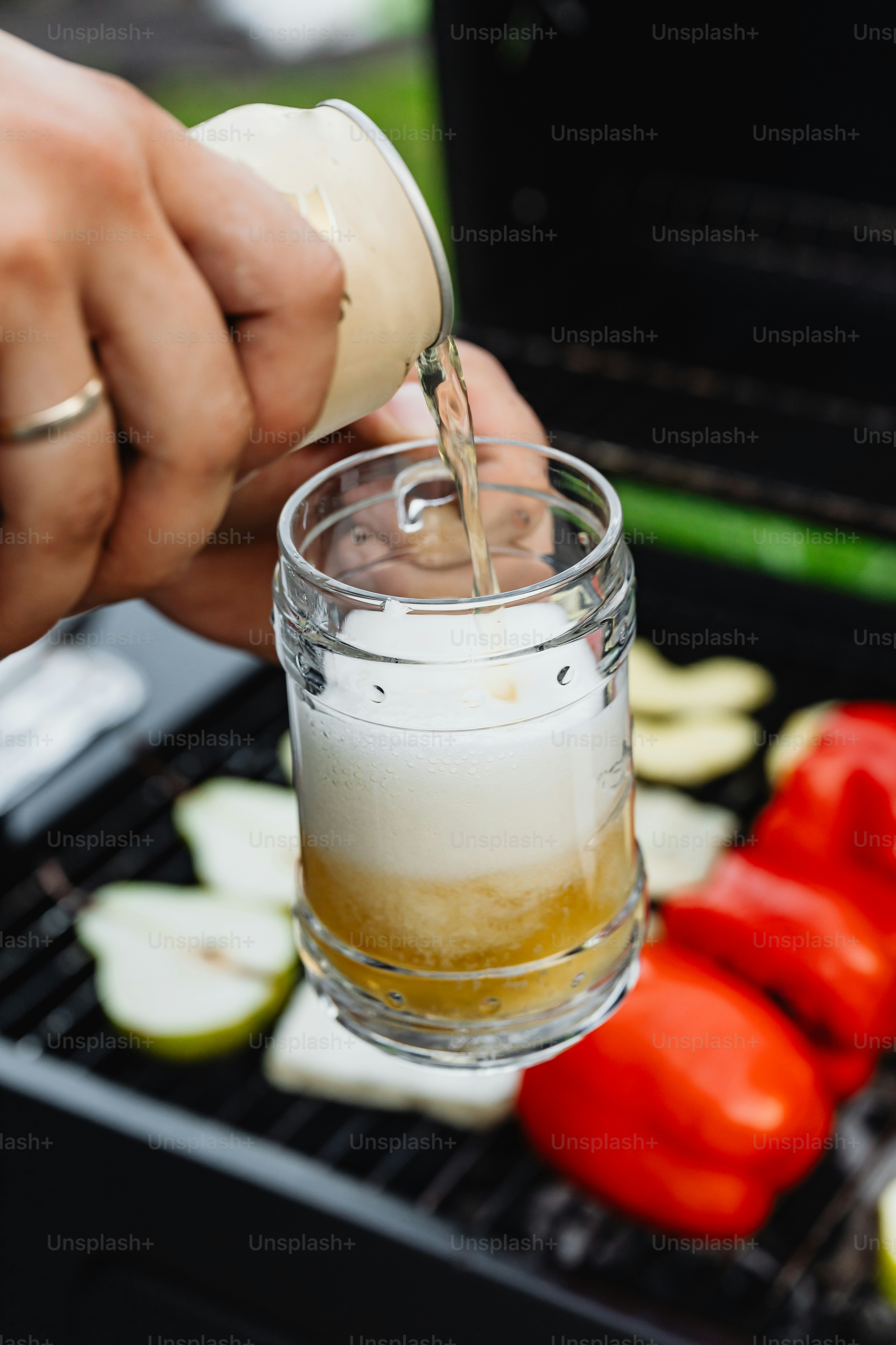 uma pessoa derramando uma bebida em um copo