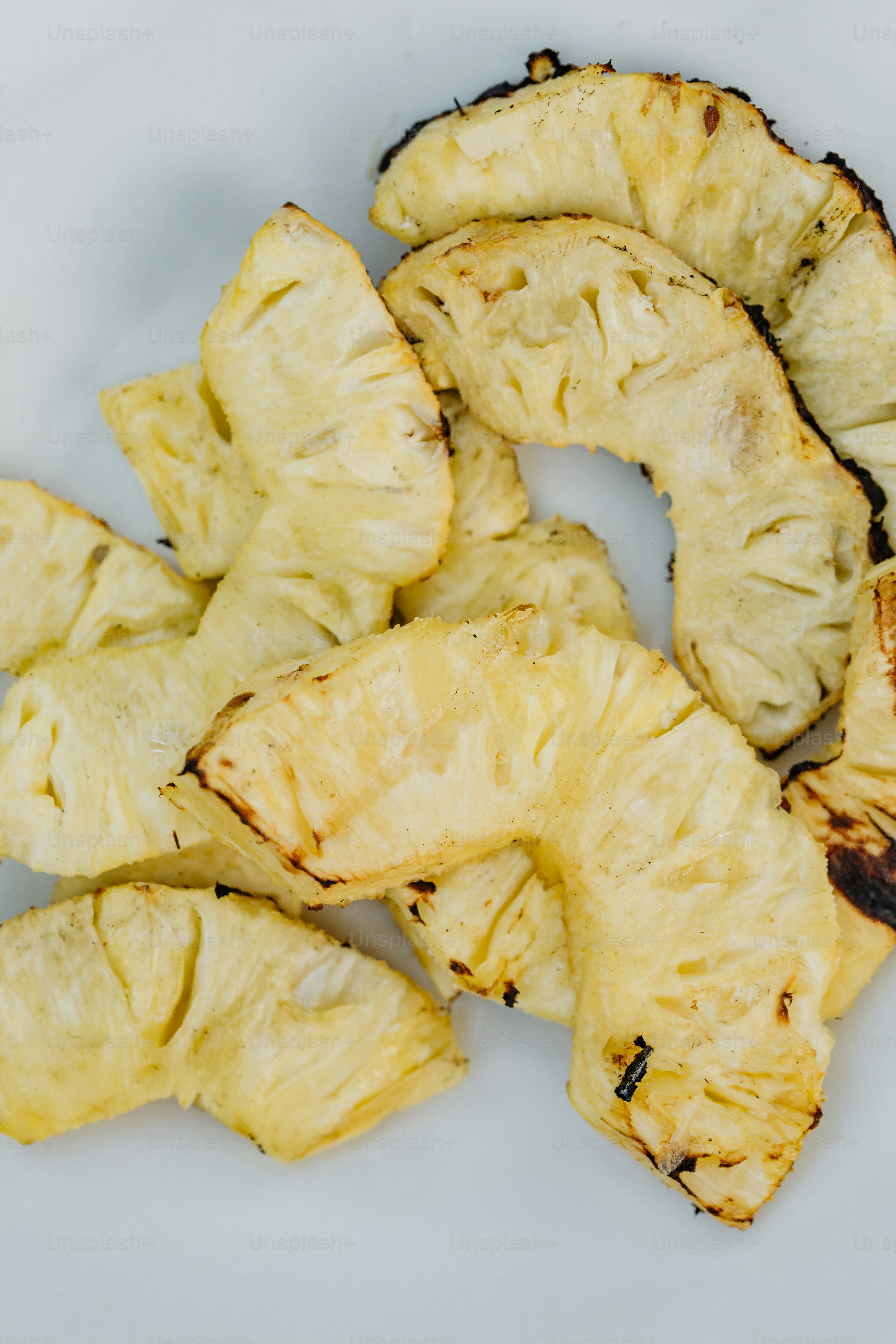 une assiette blanche surmontée de morceaux d’ananas