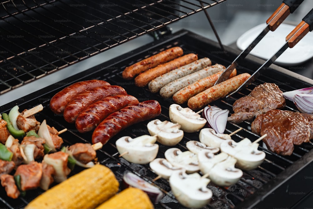 Un barbecue pieno di molti tipi diversi di cibo