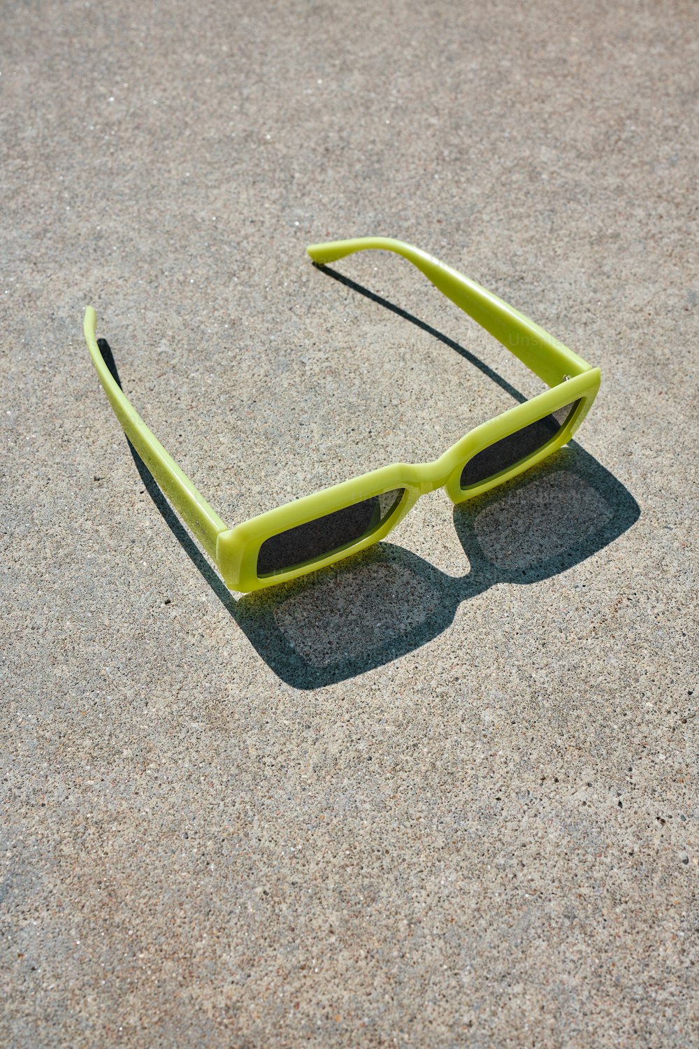 eine Sonnenbrille, die auf dem Boden liegt