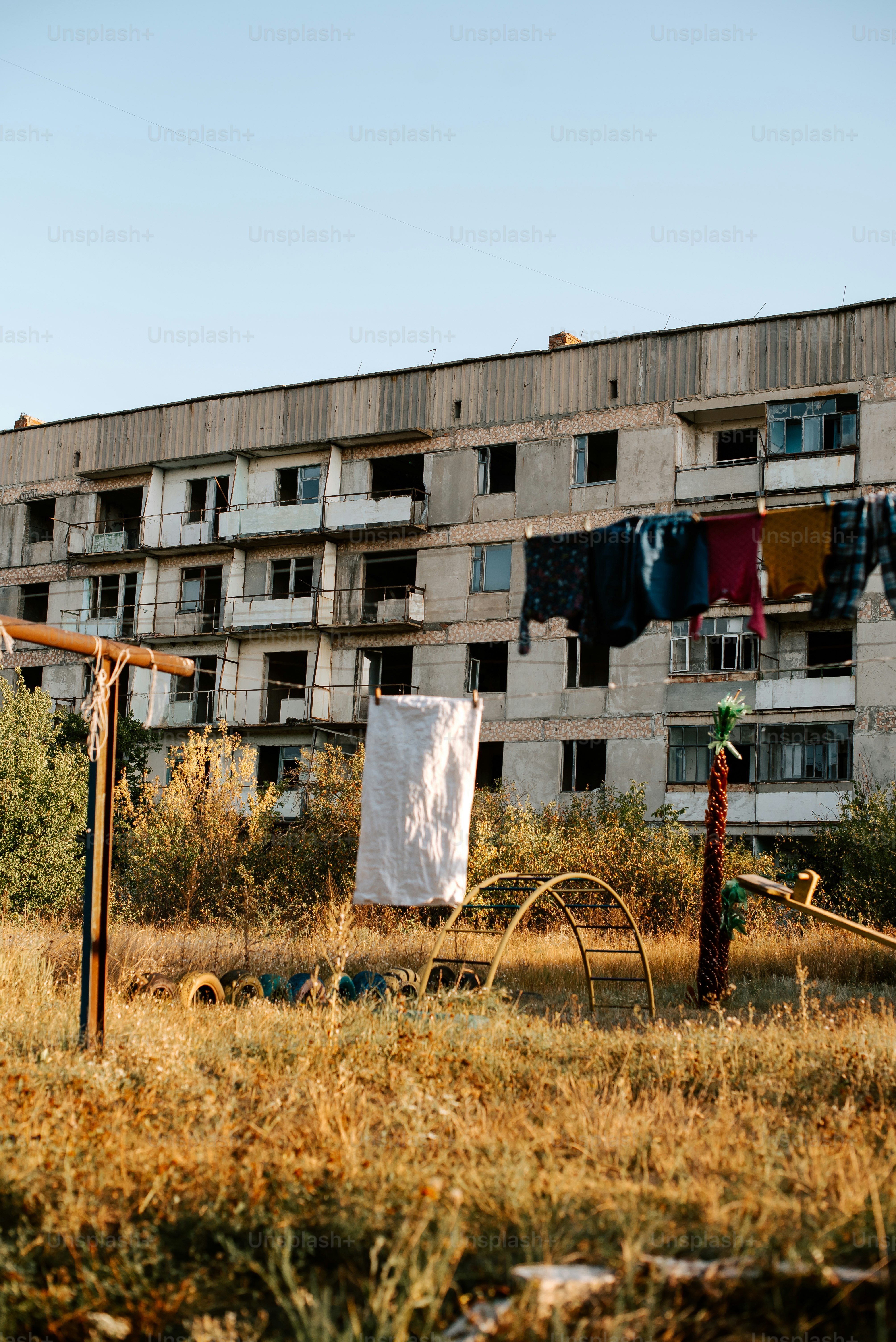 Un edificio abandonado con ropa colgada para secar