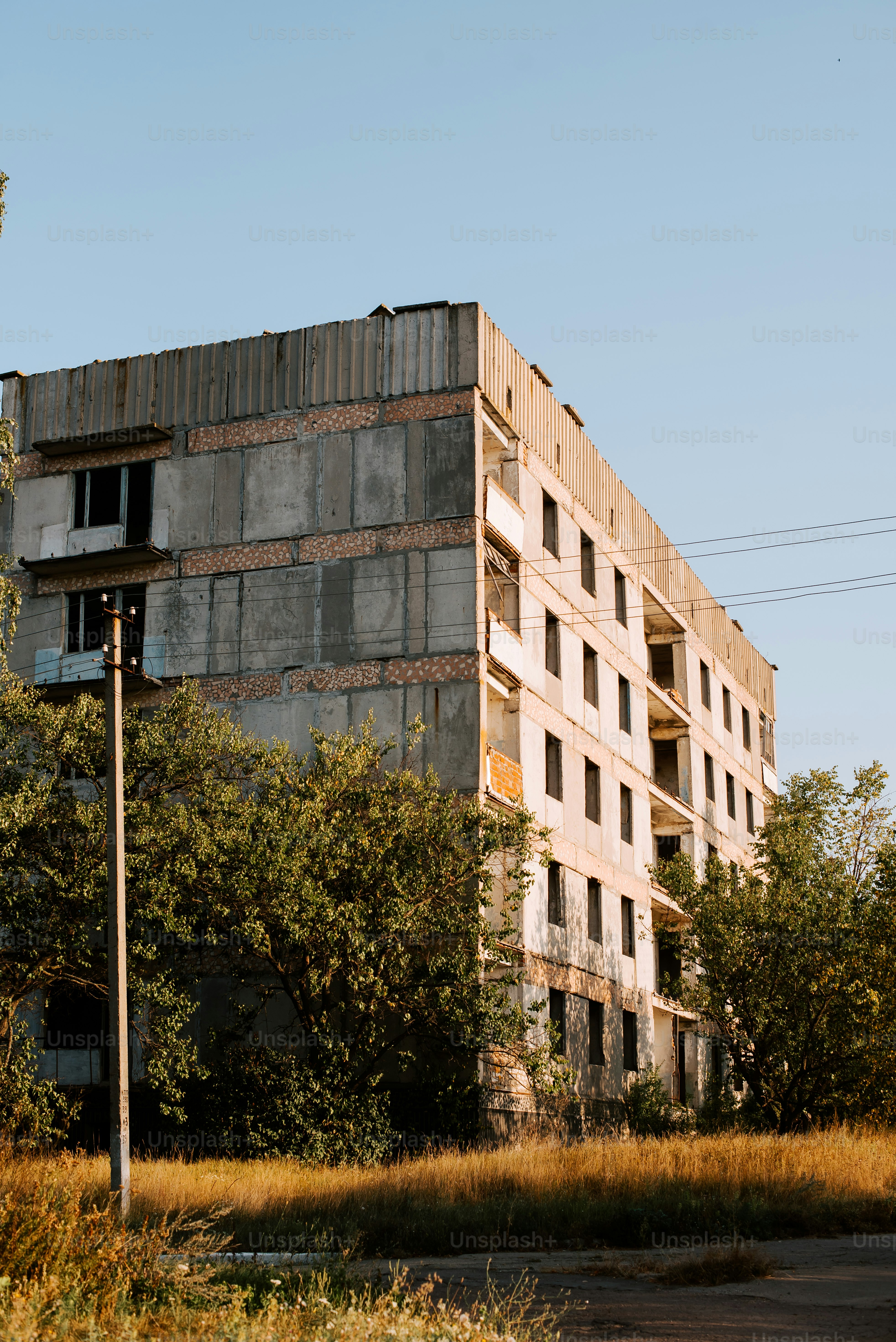 an old building with a lot of windows on it