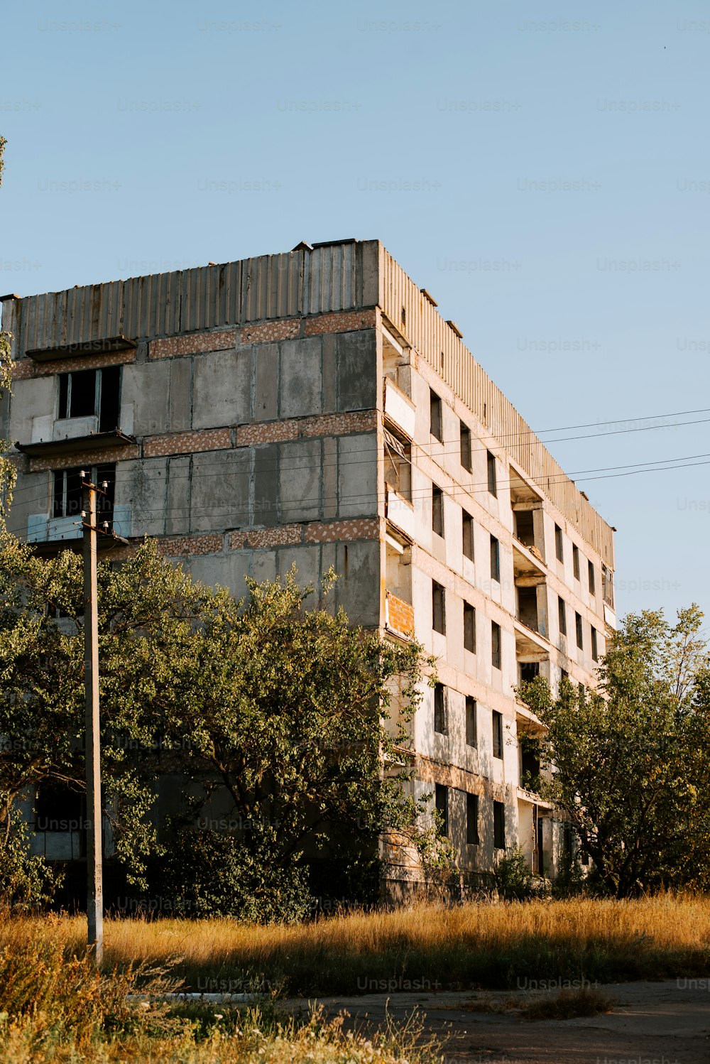 an old building with a lot of windows on it